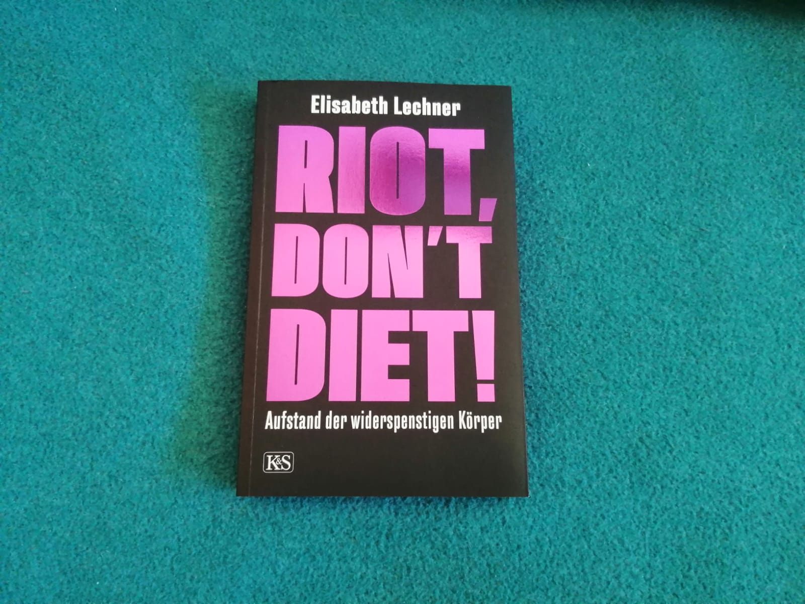Kulturwissenschaftlerin Elisabeth Lechner hat ein "Manifest" geschrieben, das uns alle angeht: "Riot, don't diet" Kulturwissenschaftlerin Elisabeth Lechner hat ein "Manifest" geschrieben, das uns alle angeht: "Riot, don't diet"