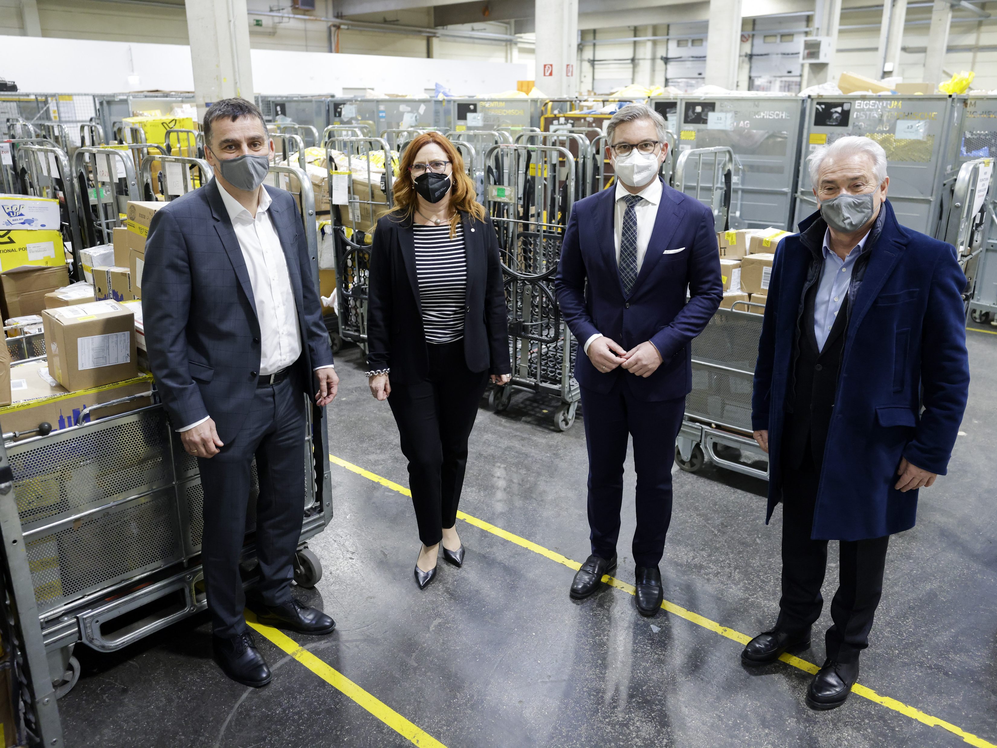 Finanzminister Magnus Brunner neben Peter Umundum (Post-Vorstand), Heike Fetka-Blüthner (Zollamt Österreich Vorständin) und Georg Pölzl (Post-Generaldirektor). Finanzminister Magnus Brunner neben Peter Umundum (Post-Vorstand), Heike Fetka-Blüthner (Zollamt Österreich Vorständin) und Georg Pölzl (Post-Generaldirektor).