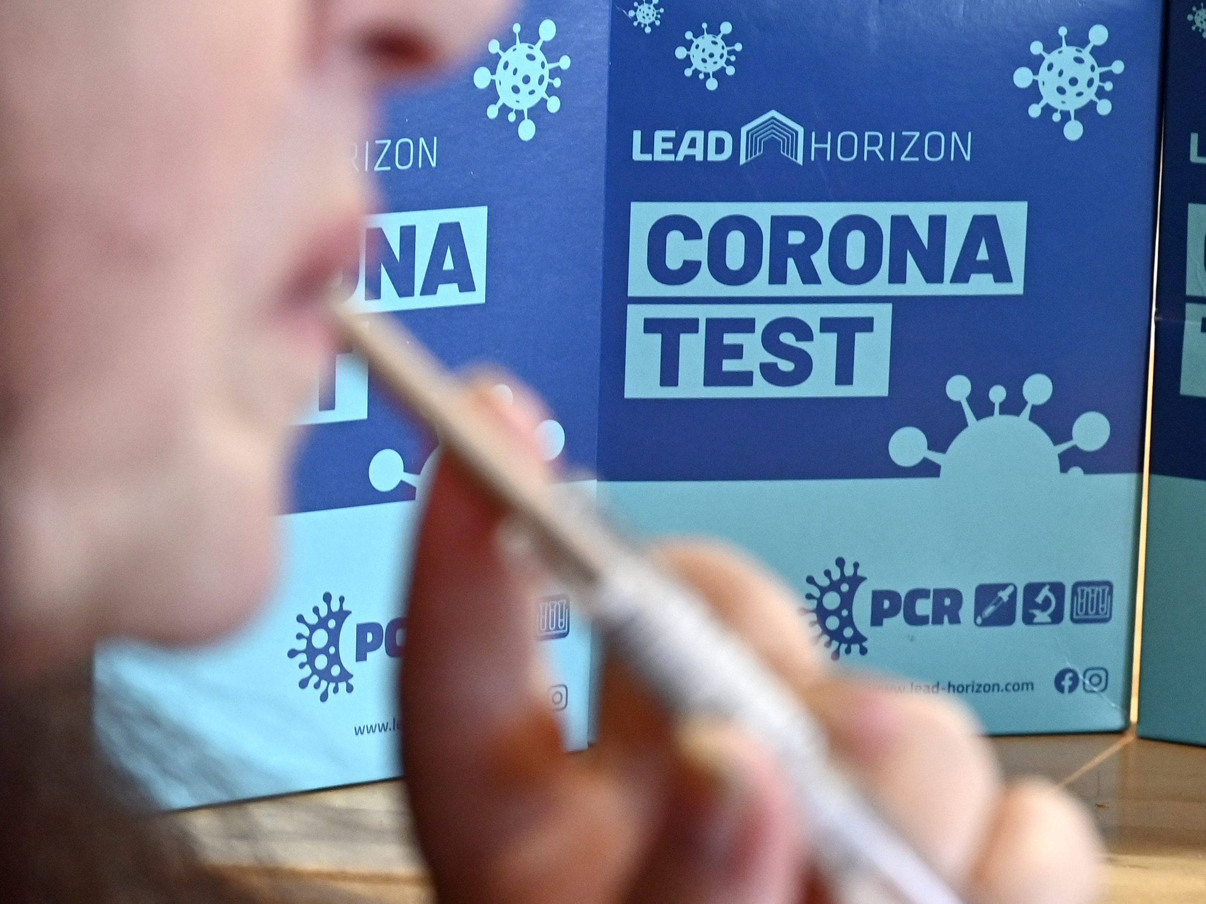 Auch Geimpfte sollte sich wegen Omikron regelmäßig testen lassen. Auch Geimpfte sollte sich wegen Omikron regelmäßig testen lassen.
