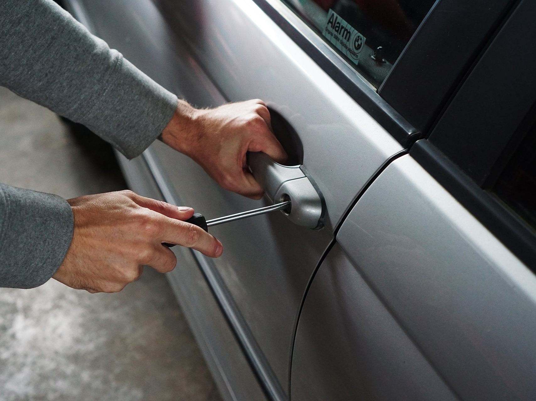 Das Auto war nur kurz abgestellt, während der Mann eine Lieferung ablieferte.