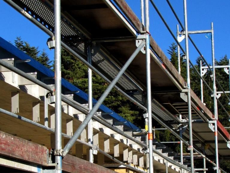 Ein Bauarbeiter stürzte von einem Gerüst und wurde schwer verletzt Ein Bauarbeiter stürzte von einem Gerüst und wurde schwer verletzt