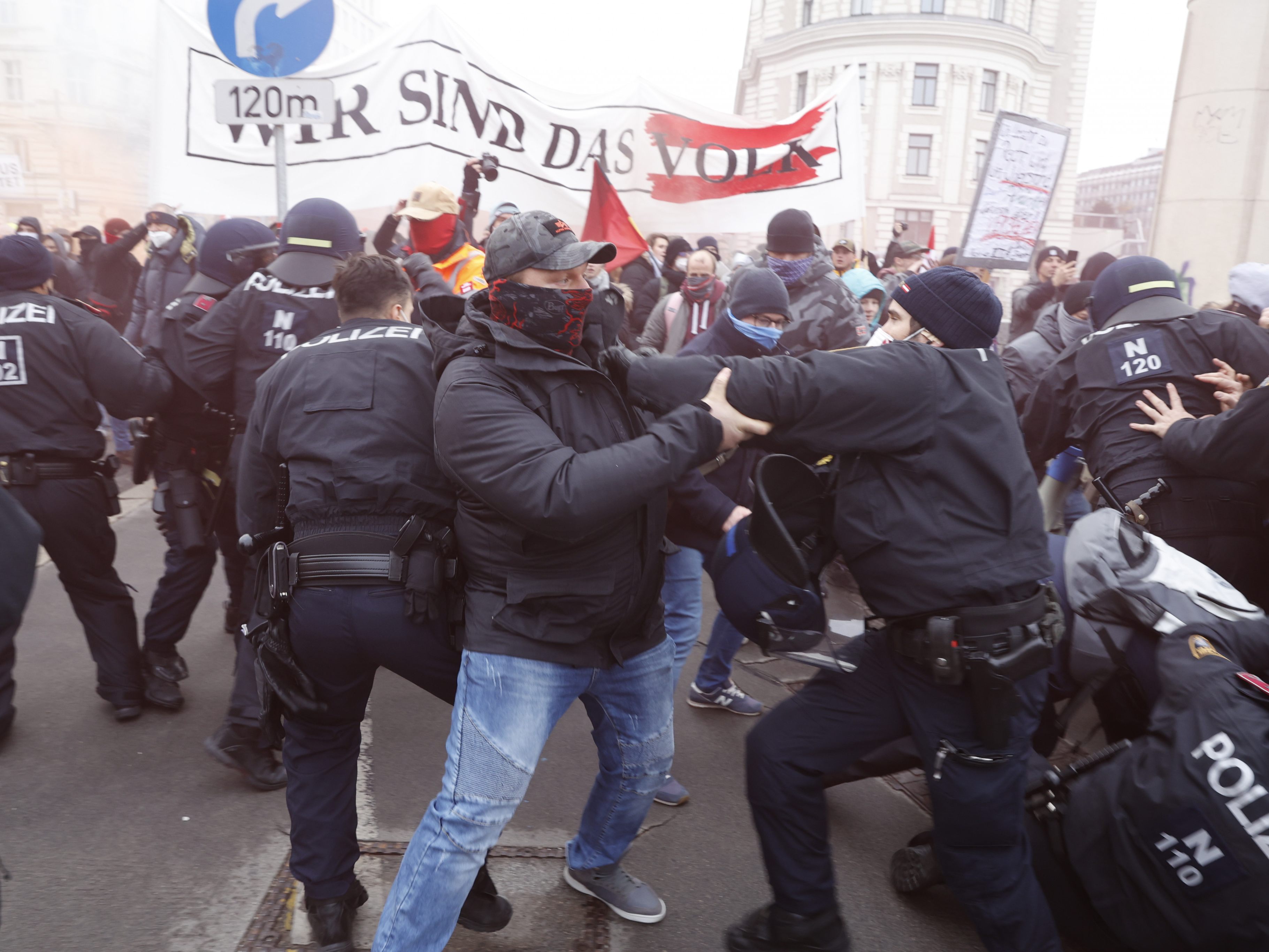 1.400 Polizisten werden im Einsatz sein. 1.400 Polizisten werden im Einsatz sein.