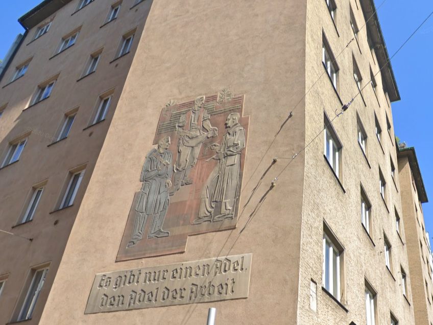 Der Spruch stammt aus der nationalsozialistischen Propaganda. Der Spruch stammt aus der nationalsozialistischen Propaganda.