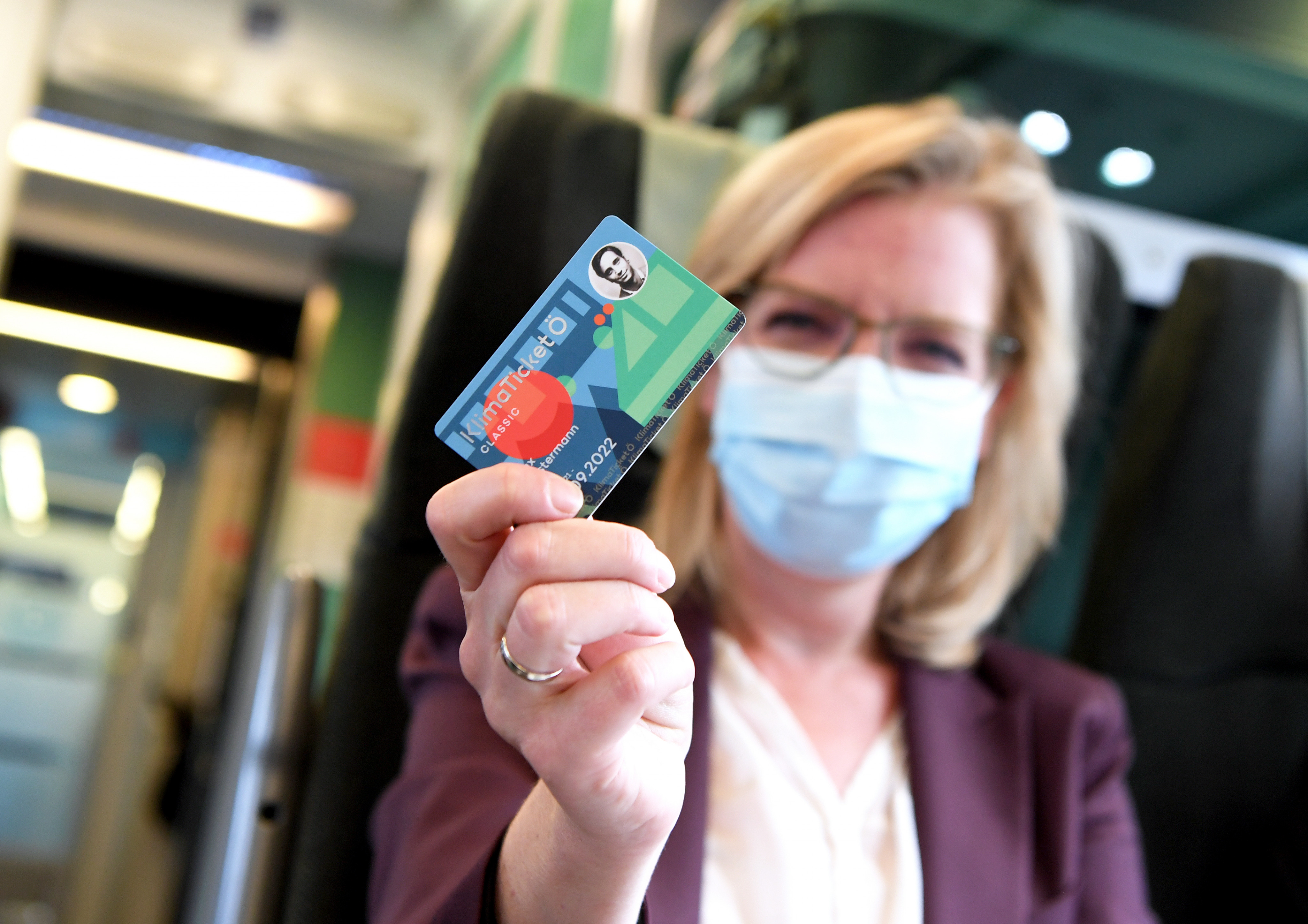 Verkehrsministerin Leonore Gewessler mit dem Klimaticket Verkehrsministerin Leonore Gewessler mit dem Klimaticket
