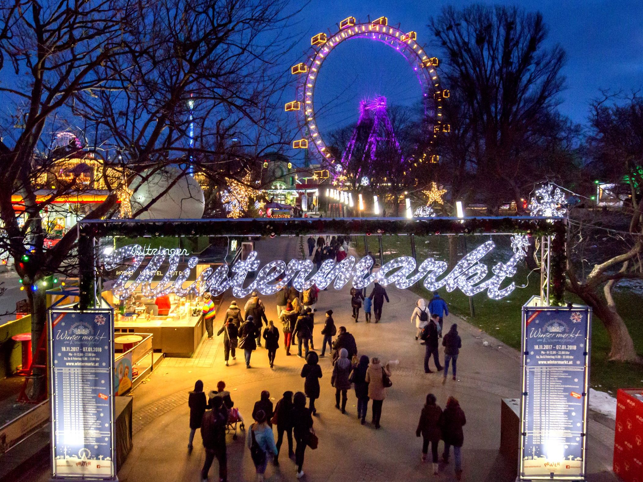 Der Weihnachtsmarkt beim Riesenrad hat wieder geöffnet, nachdem er lockdownbedingt drei Wochen geschlossen bleiben musste.