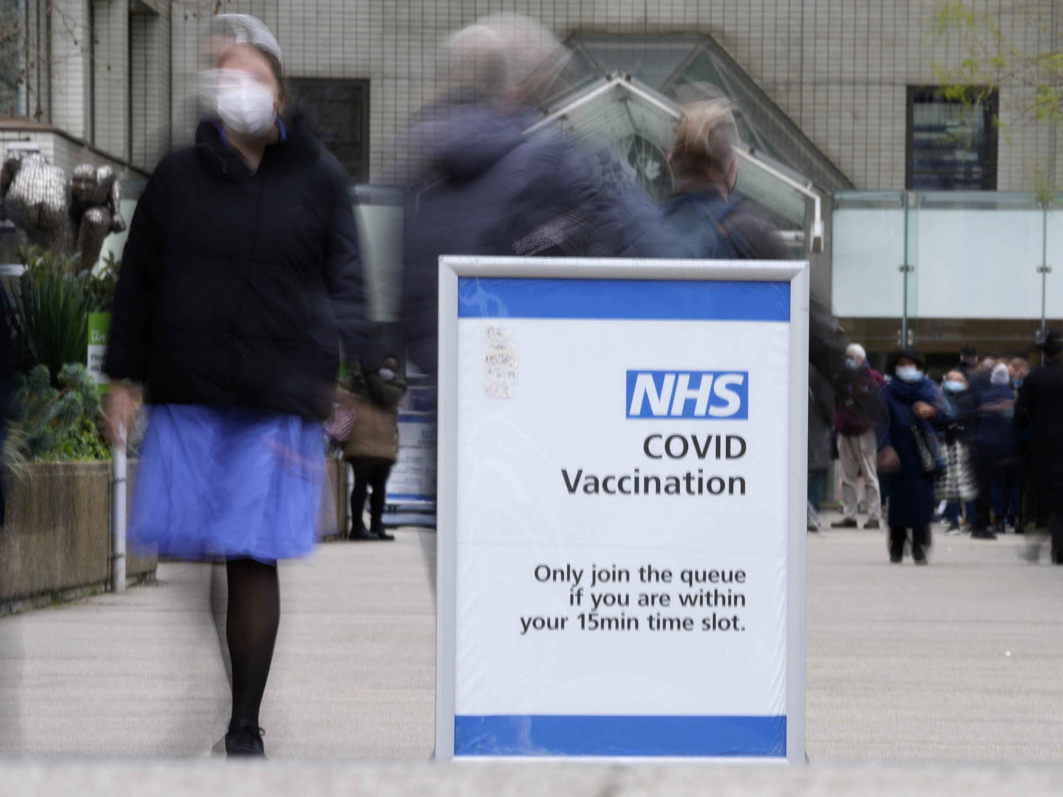 In Großbritannien sollen alle Erwachsene bis Ende Dezember eine Boosterimpfung erhalten. In Großbritannien sollen alle Erwachsene bis Ende Dezember eine Boosterimpfung erhalten.