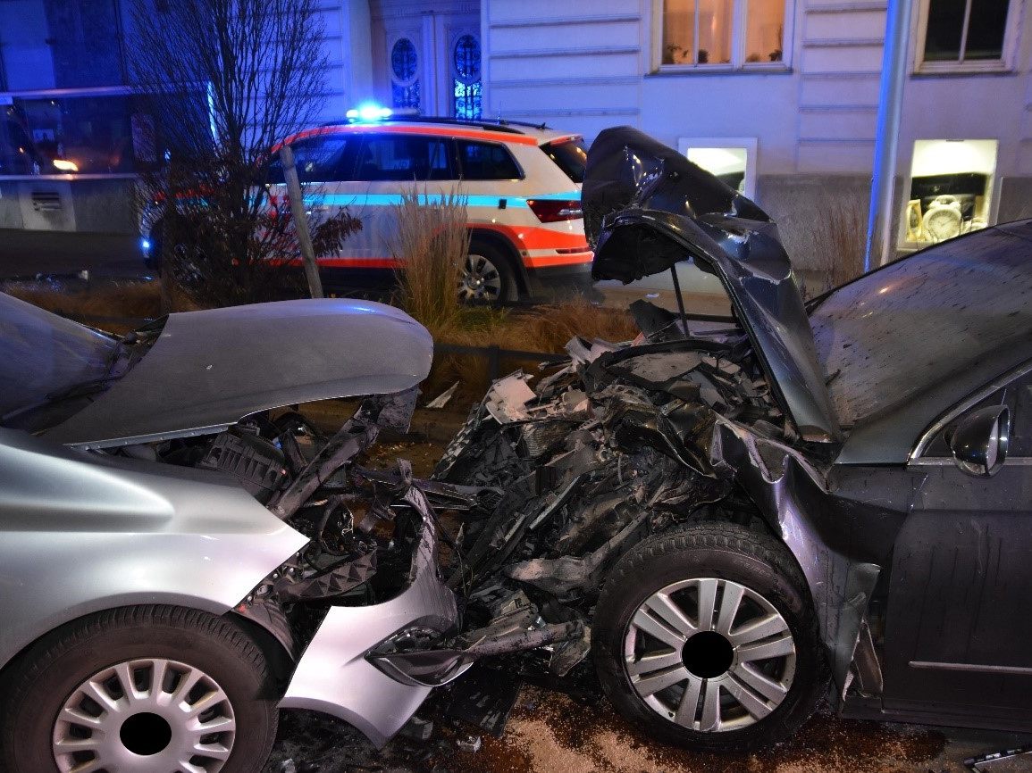 Schwerer Unfall nach Herzinfarkt auf der Favoritenstraße in Wien. Schwerer Unfall nach Herzinfarkt auf der Favoritenstraße in Wien.