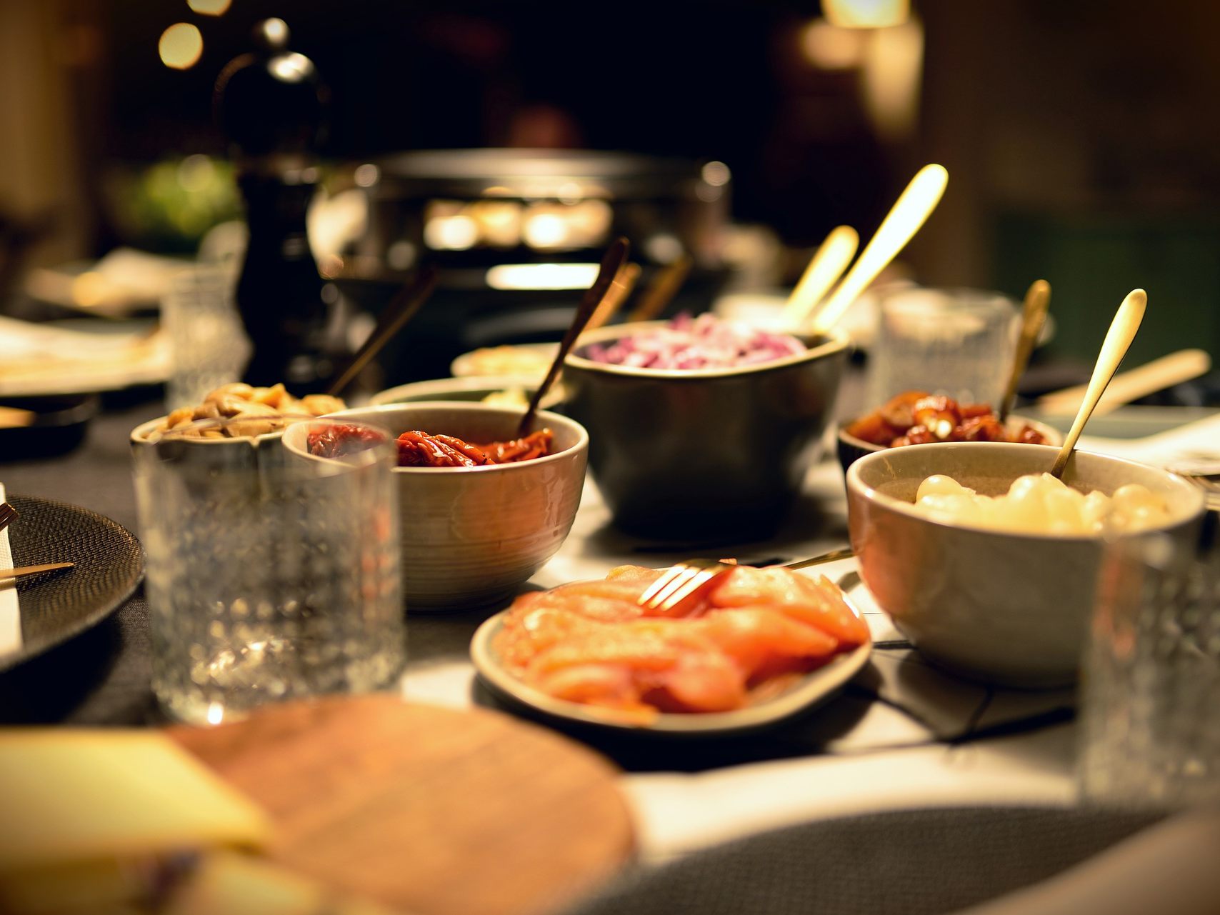 Österreicher essen zu Weihnachten am liebsten Raclette - gefolgt von kalter Platte und Bratwürsteln Österreicher essen zu Weihnachten am liebsten Raclette - gefolgt von kalter Platte und Bratwürsteln