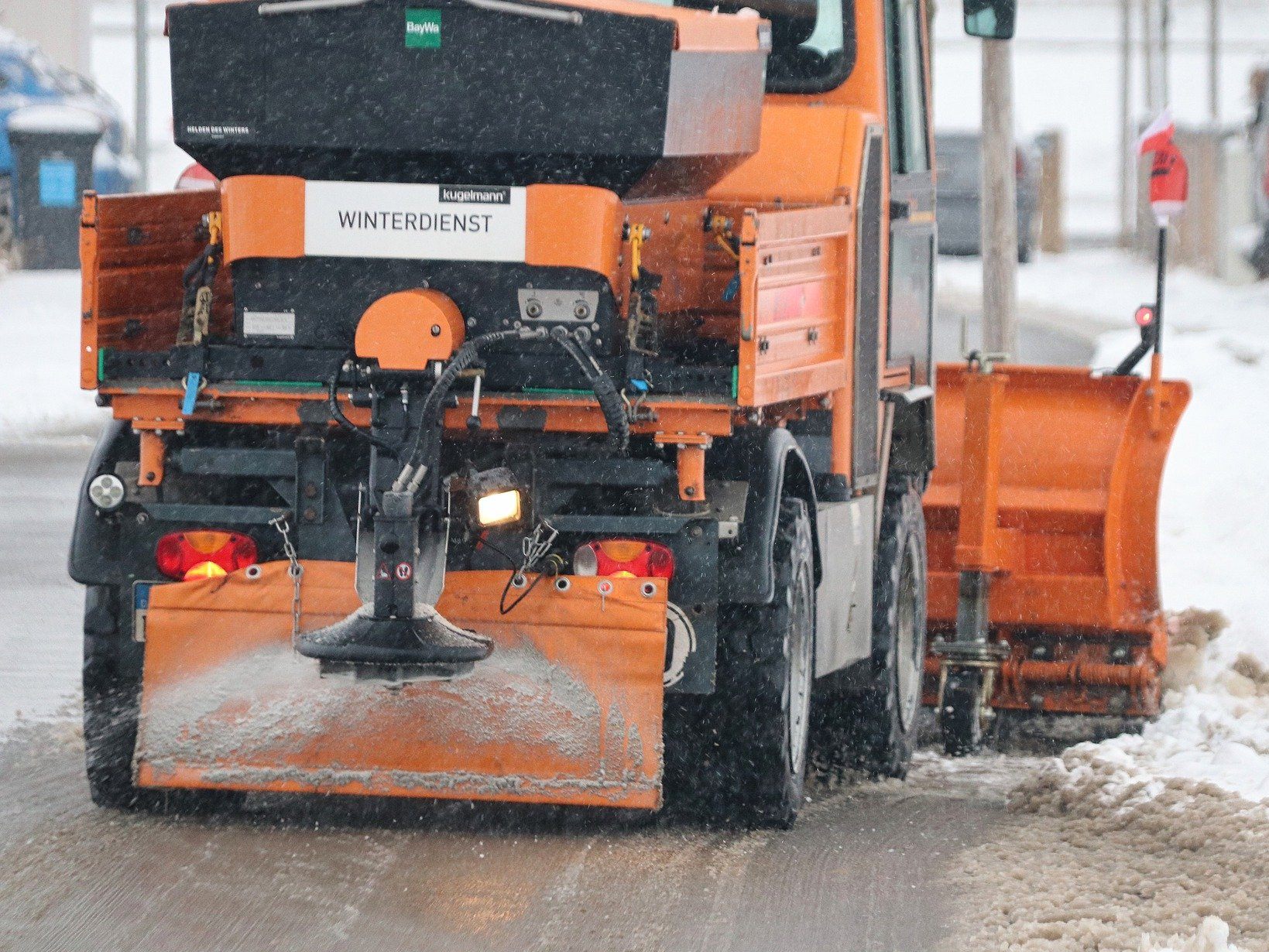 Der Mann kam mit dem Arm in den Streugutbehälter (Symbolbild).
