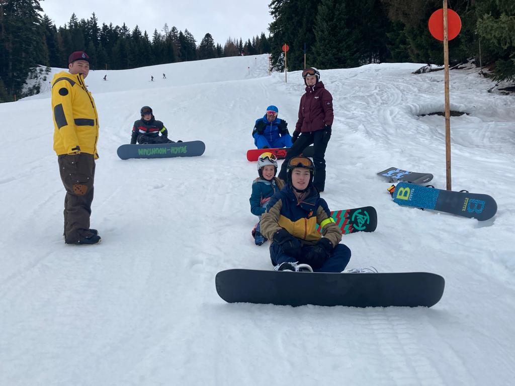 Die 3 Snowboarder mit ihren Lehrern
