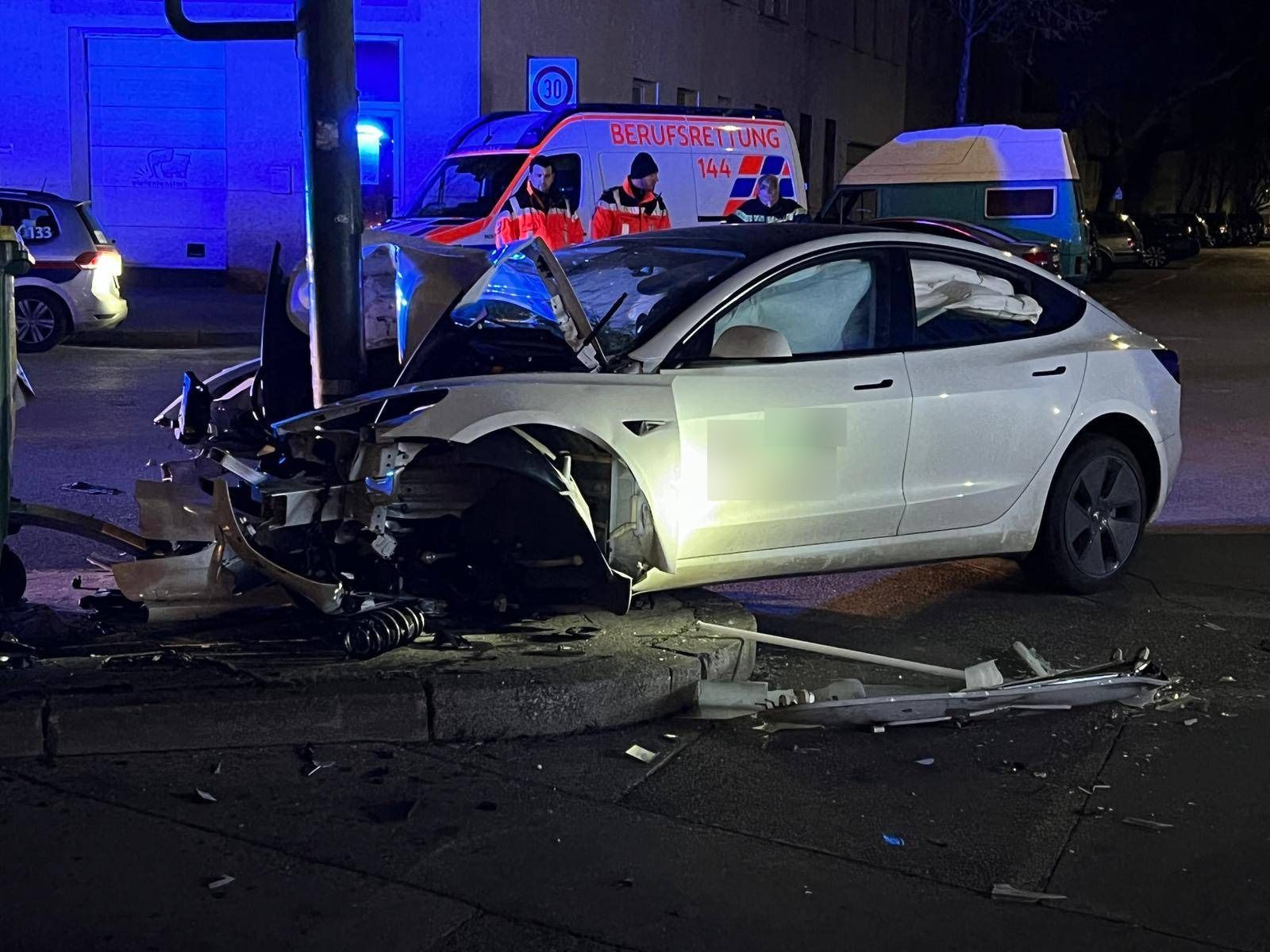 Sowohl Mast als auch Auto wurden schwer beschädigt.