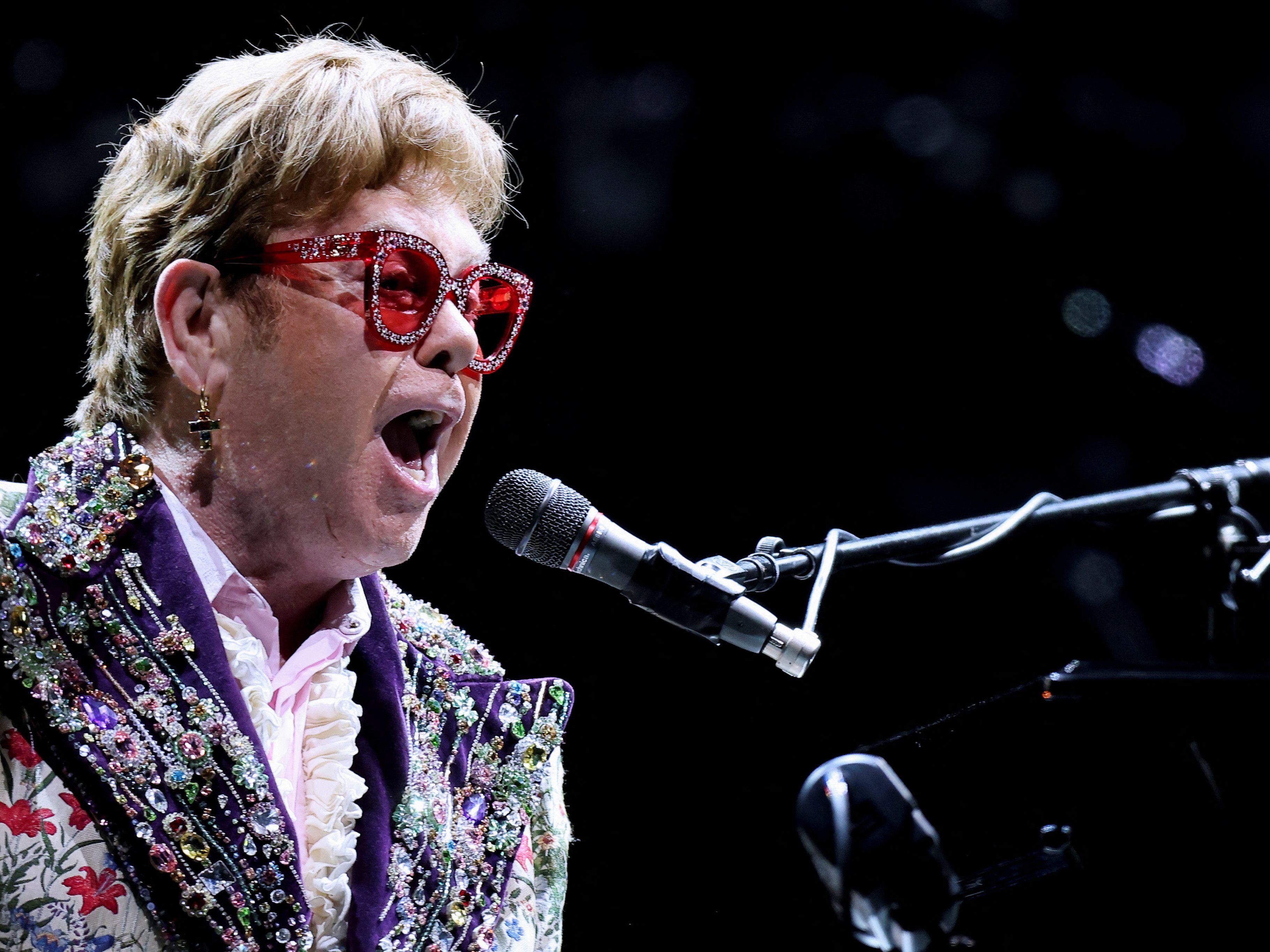 Elton John hat Corona und muss deswegen Konzerte absagen. Elton John hat Corona und muss deswegen Konzerte absagen.