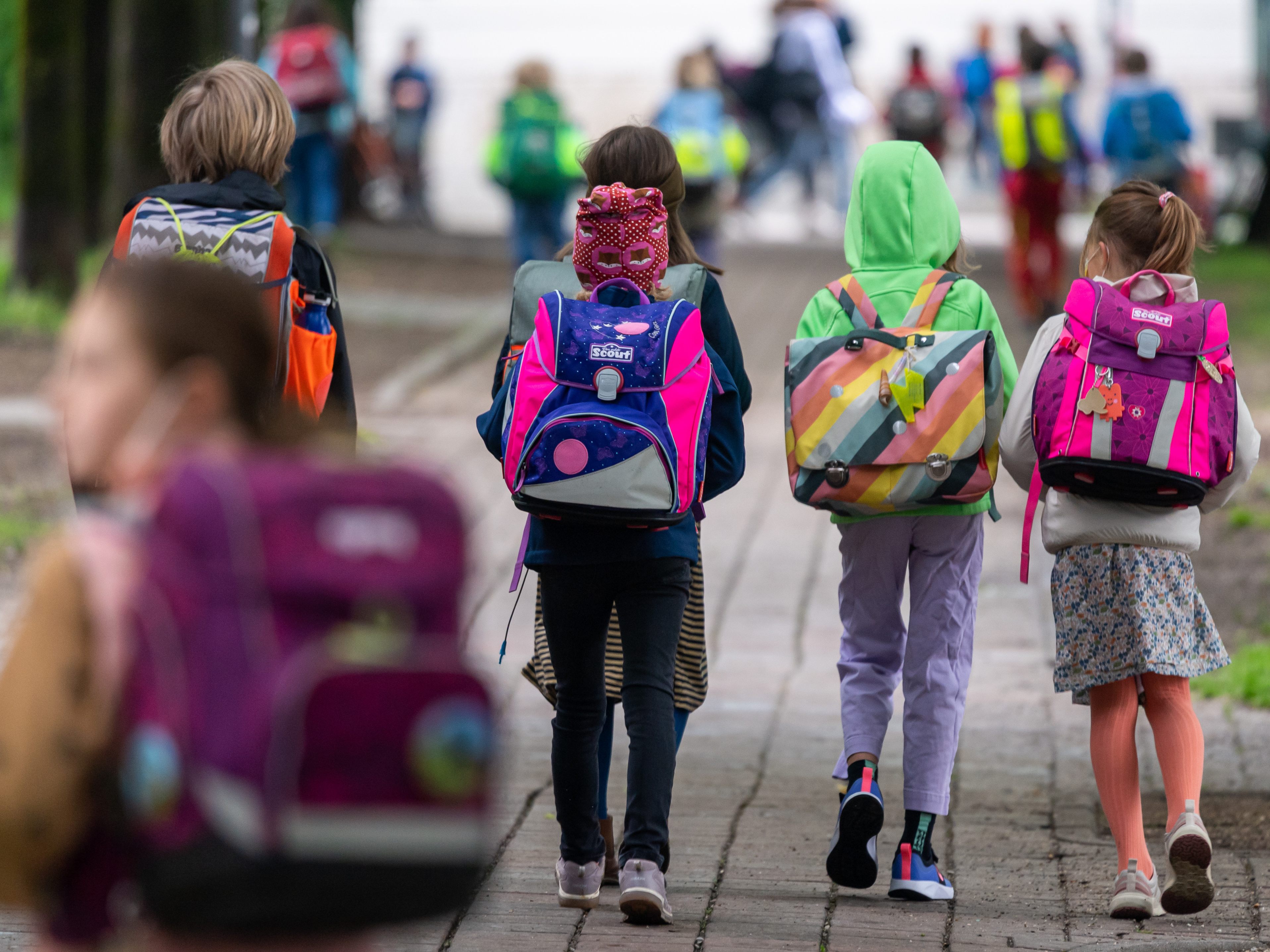 Hunderttausende Schüler wurden zu Wochenbeginn auf Corona getestet. Hunderttausende Schüler wurden zu Wochenbeginn auf Corona getestet.
