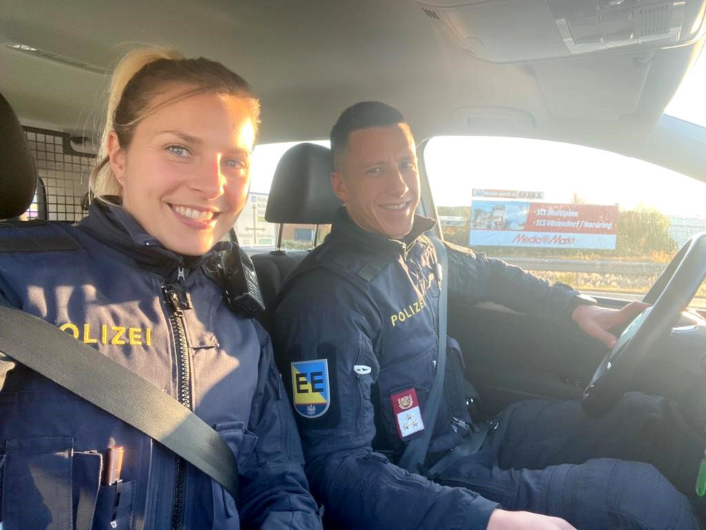 "Ich bin stolz auf unsere beiden Bediensteten", so der Innenminister in einer Aussendung.