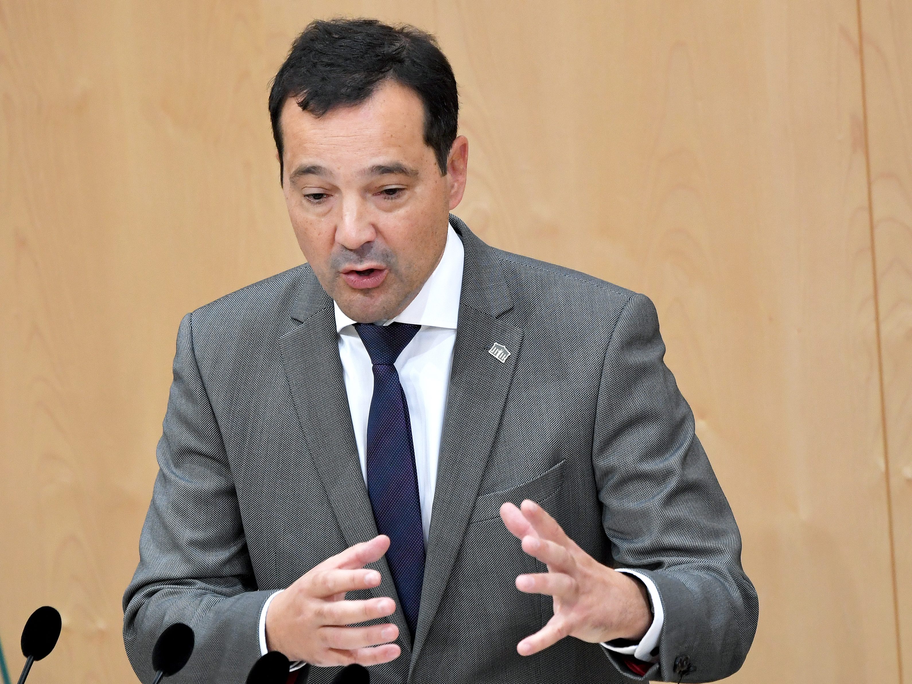 NEOS-Pandemiesprecher stimmt gegen die Corona-Impfpflicht.