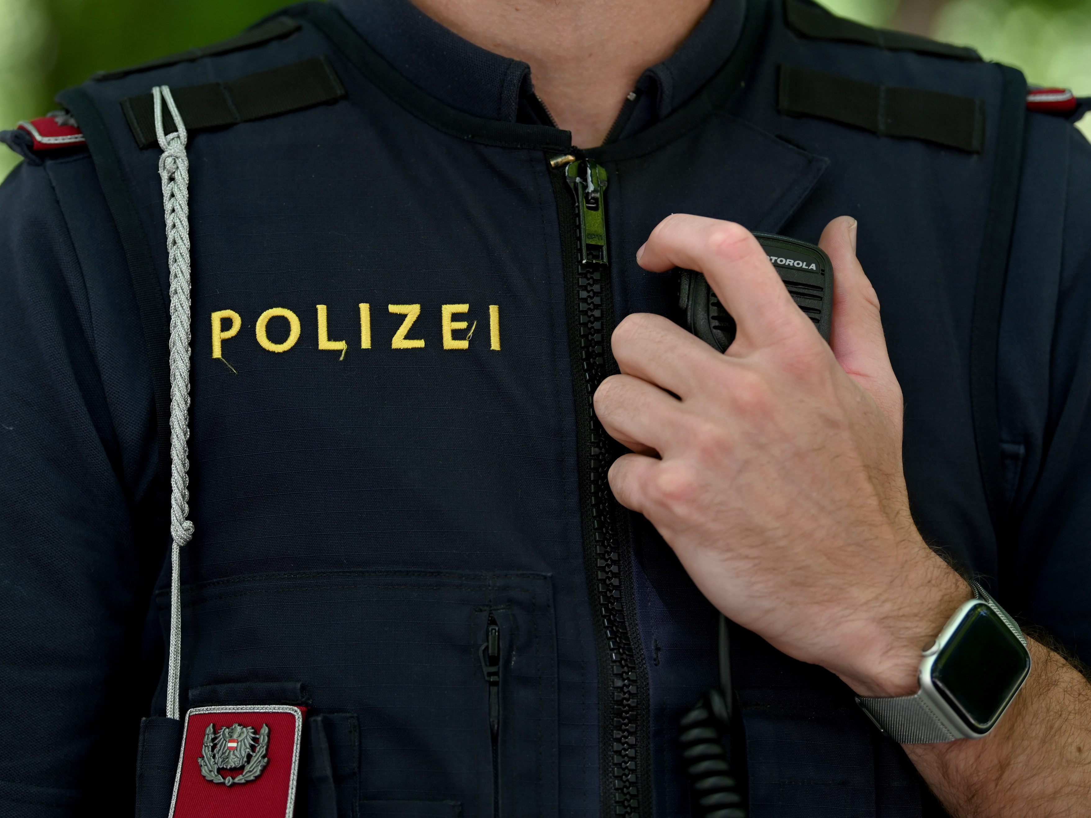 Die Polizei nahm in Wien-Simmering einen 19-Jährigen wegen Verdachts der schwerer Nötigung fest. Die Polizei nahm in Wien-Simmering einen 19-Jährigen wegen Verdachts der schwerer Nötigung fest.