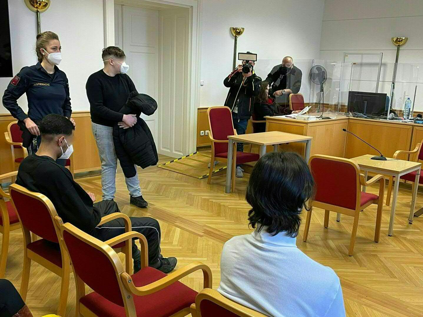 Nachdem sie zwei ihrer Kumpanen zusammengeschlagen hatten, bekamen drei Jugendliche Haftstrafen.