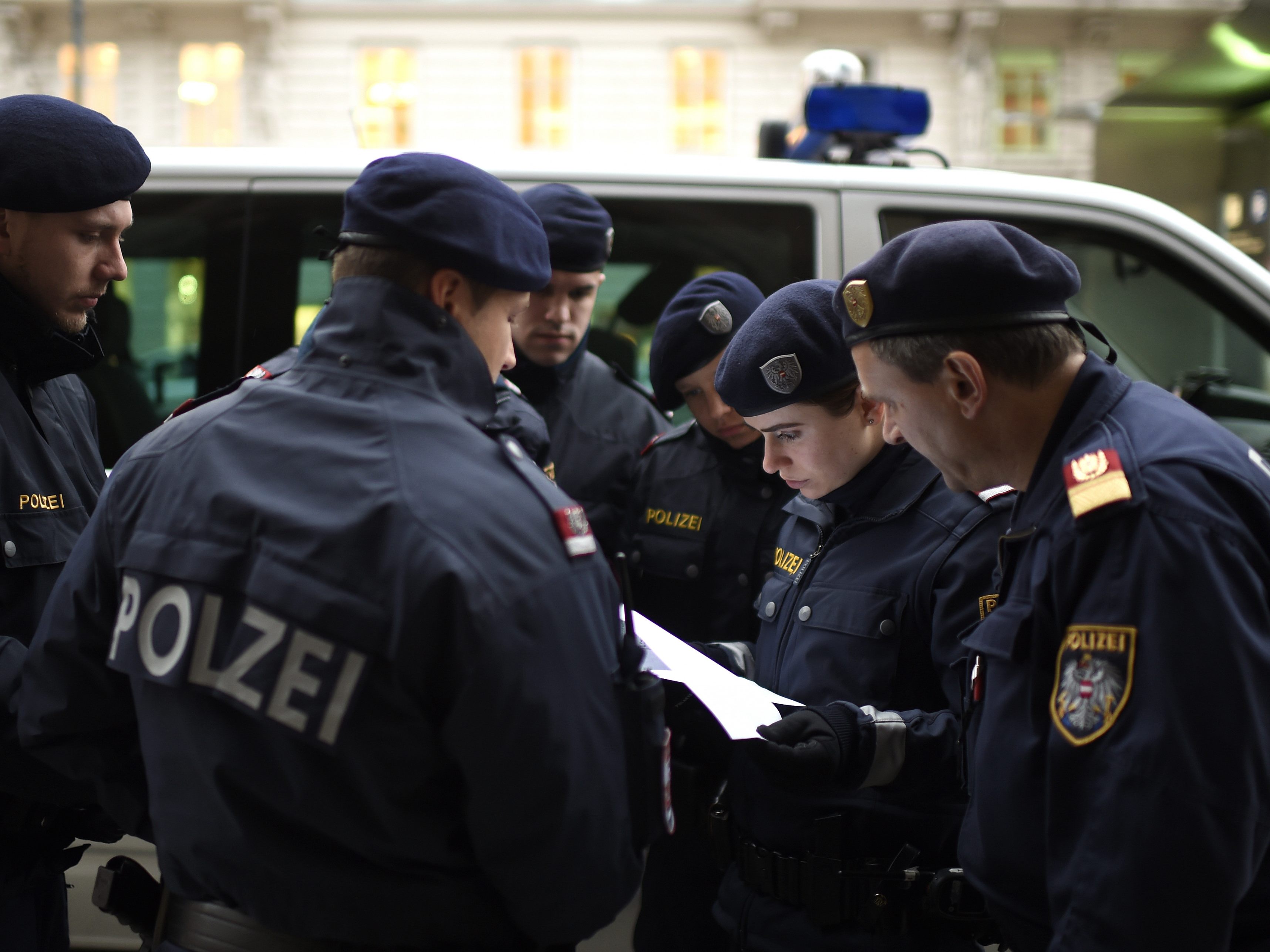 Die Polizei nahm den Mann fest. Die Polizei nahm den Mann fest.