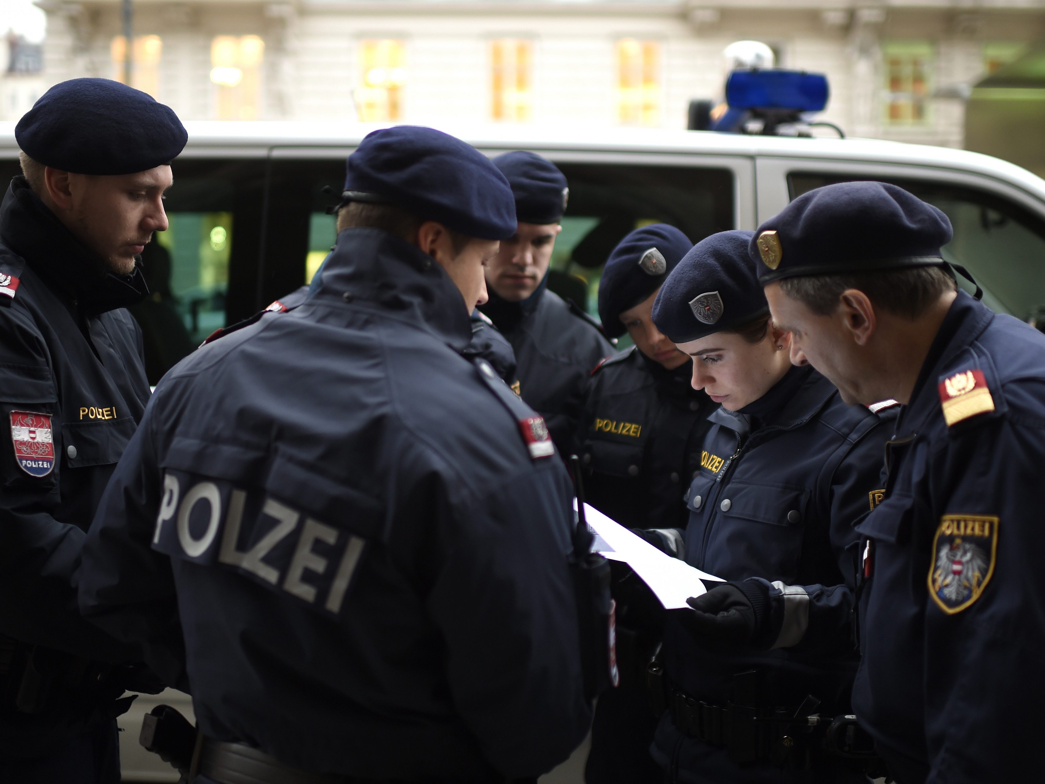 Die Kundgebung wurde laut Polizei aufgelöst. Die Kundgebung wurde laut Polizei aufgelöst.