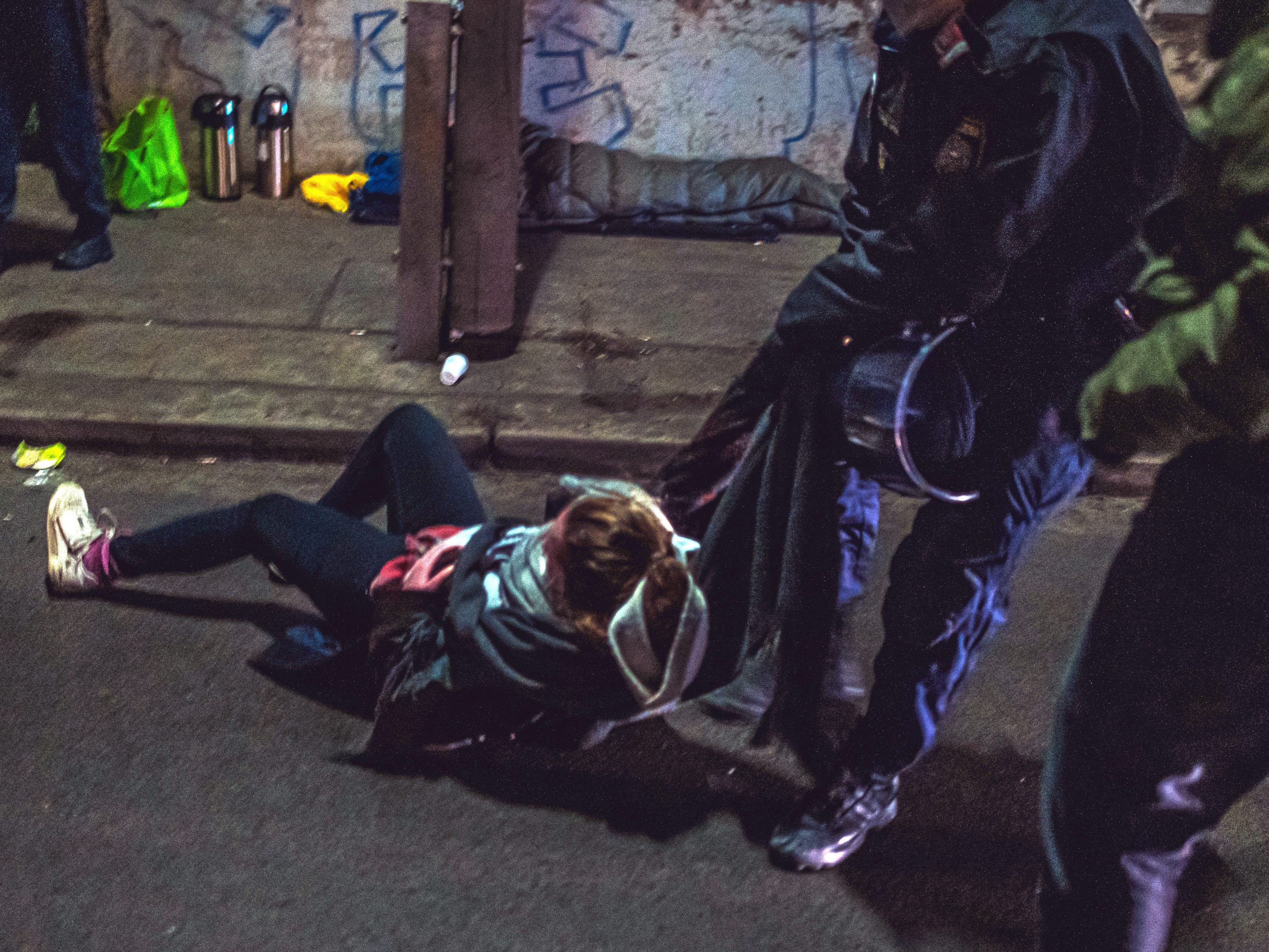 Vor der Abschiebung der 13-Jährigen Tina nach Georgien protestierten Schülerinnen und Lehrerinnen in Wien-Simmering. Vor der Abschiebung der 13-Jährigen Tina nach Georgien protestierten Schülerinnen und Lehrerinnen in Wien-Simmering.