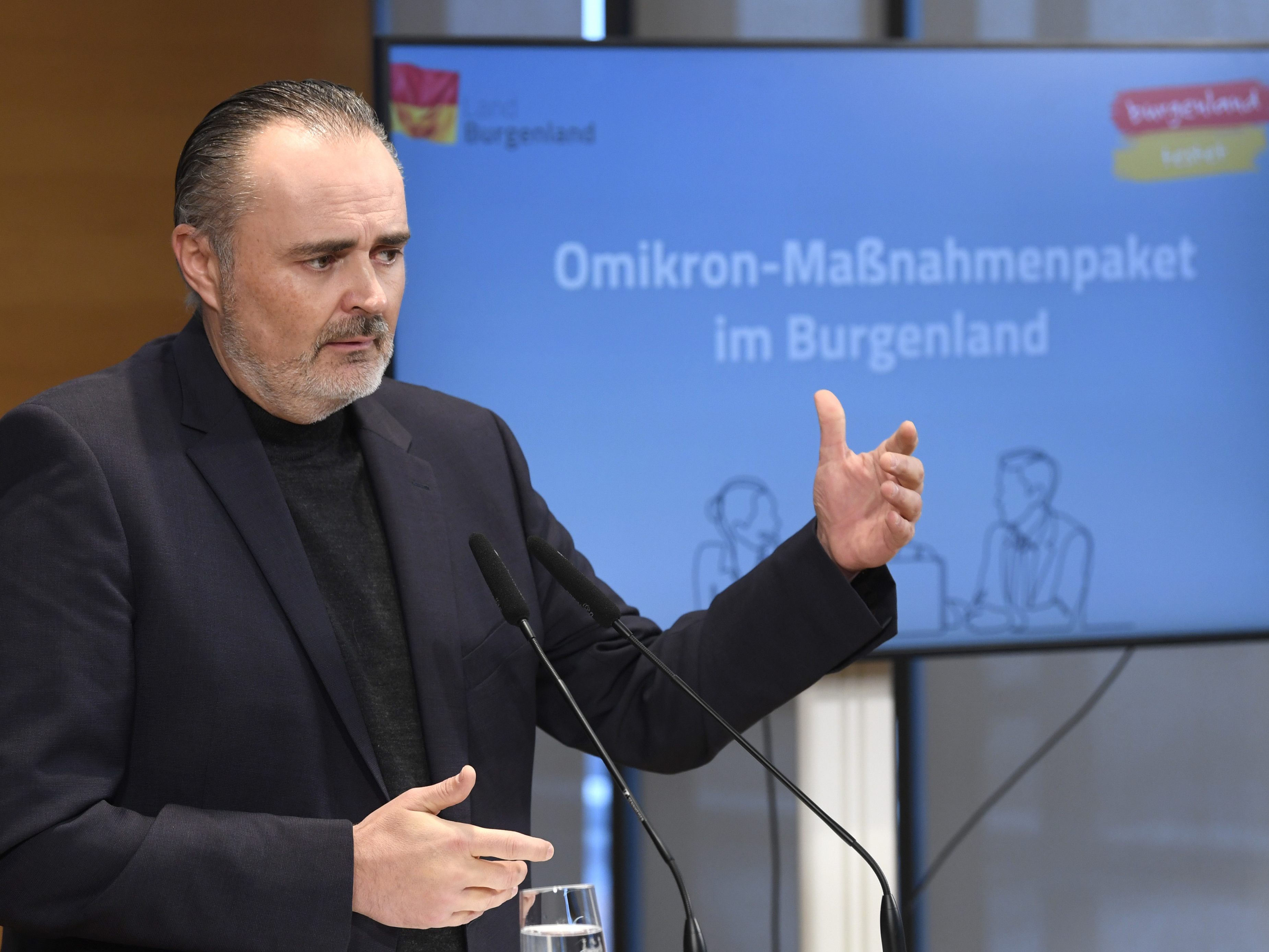 Omikron-Maßnahmen: Burgenland weitet Testungen in kritischer Infrastruktur aus Burgenlands Landeshauptmann Hans Peter Doskozil (SPÖ) hat am Mittwoch verschärfte Maßnahmen aufgrund der sich aufbauenden Omikron-Welle präsentiert. Unter anderem wird die Testpflicht in Betrieben der kritischen Infrastruktur ausgeweitet. Sowohl Ungeimpfte als auch Geimpfte müssen täglich einen Antigentest machen. PCR-Tests sind für Ungeimpfte 48 Stunden und für Geimpfte 72 Stunden gültig. Eisenstadt. Durch die verstärkten Testungen in der kritischen Infrastruktur sollen Infektionen frühzeitig erkannt und Cluster verhindert werden, sagte Doskozil in einer Pressekonferenz. Die verschärfte Testpflicht gilt ab 10. Jänner für vier Wochen. Betroffen sind Krankenhäuser, Altenwohn- und Pflegeheime, Behinderteneinrichtungen sowie das Amt der burgenländischen Landesregierung, die Landesholding und Töchterunternehmen, in denen Geimpfte aber nur einmal pro Woche einen PCR-Test benötigen. Um die PCR-Testkapazitäten zu erhöhen, hat das Land in Zusammenarbeit mit dem Pharmaunternehmen Sanochemia ein eigenes Labor eingerichtet. Dieses soll 21.000 zusätzliche Tests pro Woche ermöglichen. "Das ist wesentlich, um Spitzen abdecken zu können", betonte Doskozil. Betrieben wird es von einer Tochtergesellschaft aus Landesholding und Sanochemia. Mit zusätzlichen Mitarbeitern in den Krisenstäben und Bezirkshauptmannschaften sollen Verzögerungen bei Absonderungsbescheiden, wie in vorangegangenen Wellen, verhindert werden. Um das Personal im Gesundheitssystem zu entlasten, wird laut Doskozil außerdem der dritte Lehrgang der Krankenpflegeschule Oberwart vorzeitig in die Praxisphase geschickt. In den Schulen wollte Doskozil ursprünglich auch das Testkonzept der kritischen Infrastruktur umsetzen. Das habe das Bildungsministerium aber nicht erlaubt, kritisierte der Landeshauptmann. Bevor sie am Montag in die Schule kommen, müssen die Schüler aber einen verpflichtenden PCR-Test machen. Omikron-Maßnahmen: Burgenland weitet Testungen in kritischer Infrastruktur aus Burgenlands Landeshauptmann Hans Peter Doskozil (SPÖ) hat am Mittwoch verschärfte Maßnahmen aufgrund der sich aufbauenden Omikron-Welle präsentiert. Unter anderem wird die Testpflicht in Betrieben der kritischen Infrastruktur ausgeweitet. Sowohl Ungeimpfte als auch Geimpfte müssen täglich einen Antigentest machen. PCR-Tests sind für Ungeimpfte 48 Stunden und für Geimpfte 72 Stunden gültig. Eisenstadt. Durch die verstärkten Testungen in der kritischen Infrastruktur sollen Infektionen frühzeitig erkannt und Cluster verhindert werden, sagte Doskozil in einer Pressekonferenz. Die verschärfte Testpflicht gilt ab 10. Jänner für vier Wochen. Betroffen sind Krankenhäuser, Altenwohn- und Pflegeheime, Behinderteneinrichtungen sowie das Amt der burgenländischen Landesregierung, die Landesholding und Töchterunternehmen, in denen Geimpfte aber nur einmal pro Woche einen PCR-Test benötigen. Um die PCR-Testkapazitäten zu erhöhen, hat das Land in Zusammenarbeit mit dem Pharmaunternehmen Sanochemia ein eigenes Labor eingerichtet. Dieses soll 21.000 zusätzliche Tests pro Woche ermöglichen. "Das ist wesentlich, um Spitzen abdecken zu können", betonte Doskozil. Betrieben wird es von einer Tochtergesellschaft aus Landesholding und Sanochemia. Mit zusätzlichen Mitarbeitern in den Krisenstäben und Bezirkshauptmannschaften sollen Verzögerungen bei Absonderungsbescheiden, wie in vorangegangenen Wellen, verhindert werden. Um das Personal im Gesundheitssystem zu entlasten, wird laut Doskozil außerdem der dritte Lehrgang der Krankenpflegeschule Oberwart vorzeitig in die Praxisphase geschickt. In den Schulen wollte Doskozil ursprünglich auch das Testkonzept der kritischen Infrastruktur umsetzen. Das habe das Bildungsministerium aber nicht erlaubt, kritisierte der Landeshauptmann. Bevor sie am Montag in die Schule kommen, müssen die Schüler aber einen verpflichtenden PCR-Test machen.