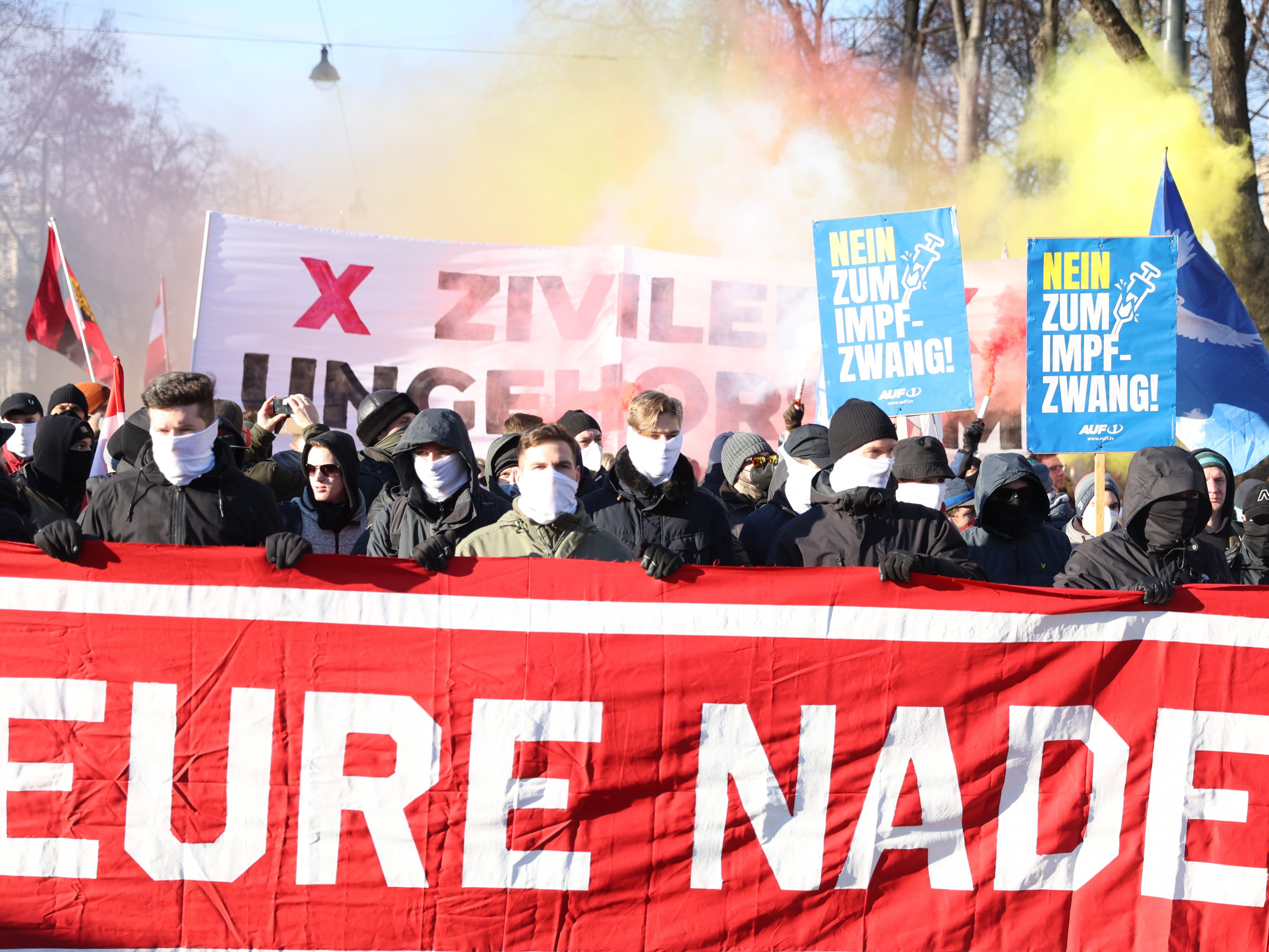 Die Corona-Demo-Teilnehmer sammelten sich am Samstagvormittag am Wiener Heldenplatz.