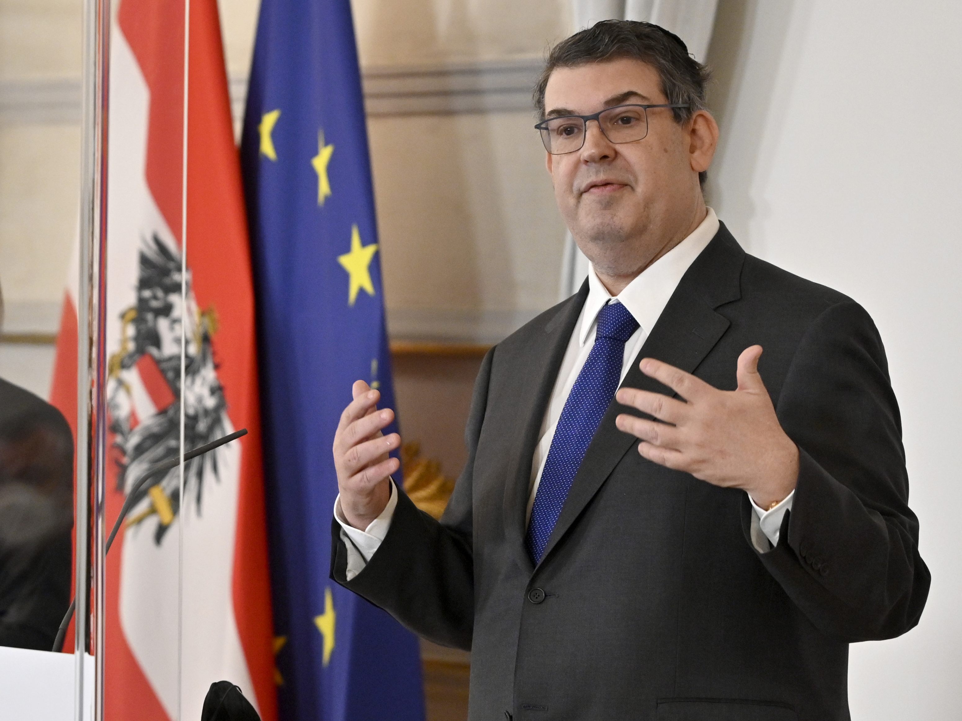 Verfassungsministerin Karoline Edtstadler, IKG-Präsident Oskar Deutsch bei der Präsentation des ersten Umsetzungsbericht der Nationalen Strategie gegen Antisemitismus am Montag in Wien. Verfassungsministerin Karoline Edtstadler, IKG-Präsident Oskar Deutsch bei der Präsentation des ersten Umsetzungsbericht der Nationalen Strategie gegen Antisemitismus am Montag in Wien.