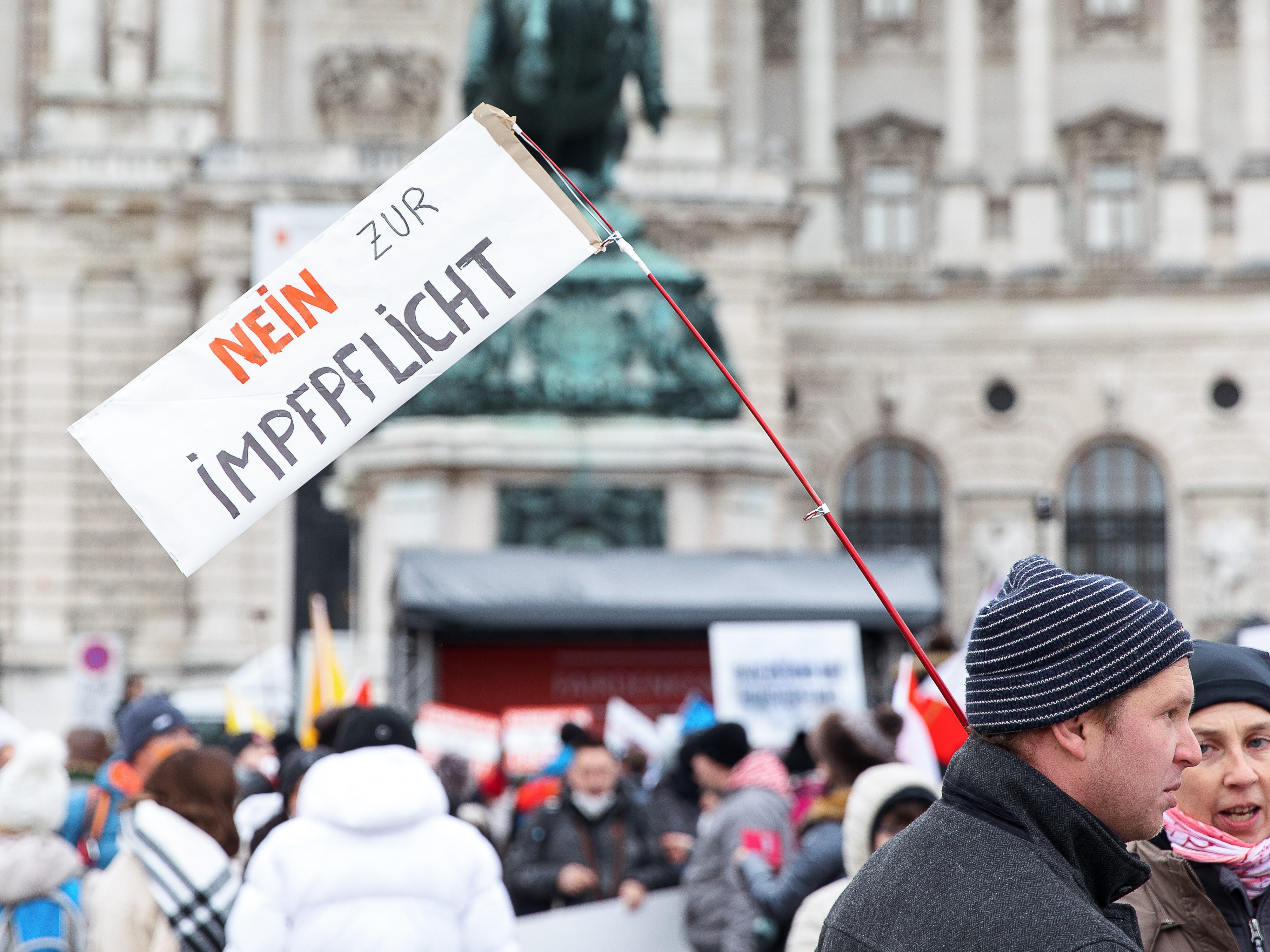 Erneut kursieren Fake News zur Corona-Impfung im Internet - wir klären auf. Erneut kursieren Fake News zur Corona-Impfung im Internet - wir klären auf.