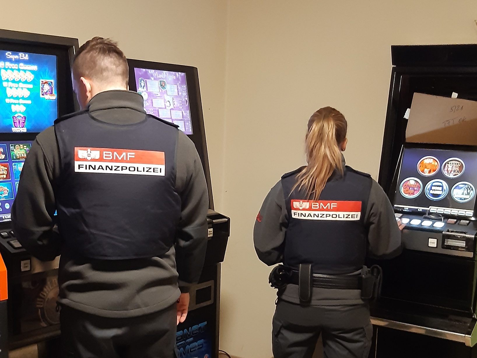 Der Finanzpolizei gelang im Jänner 2022 in Wien ein Doppelschlag gegen illegales Glücksspiel. Der Finanzpolizei gelang im Jänner 2022 in Wien ein Doppelschlag gegen illegales Glücksspiel.