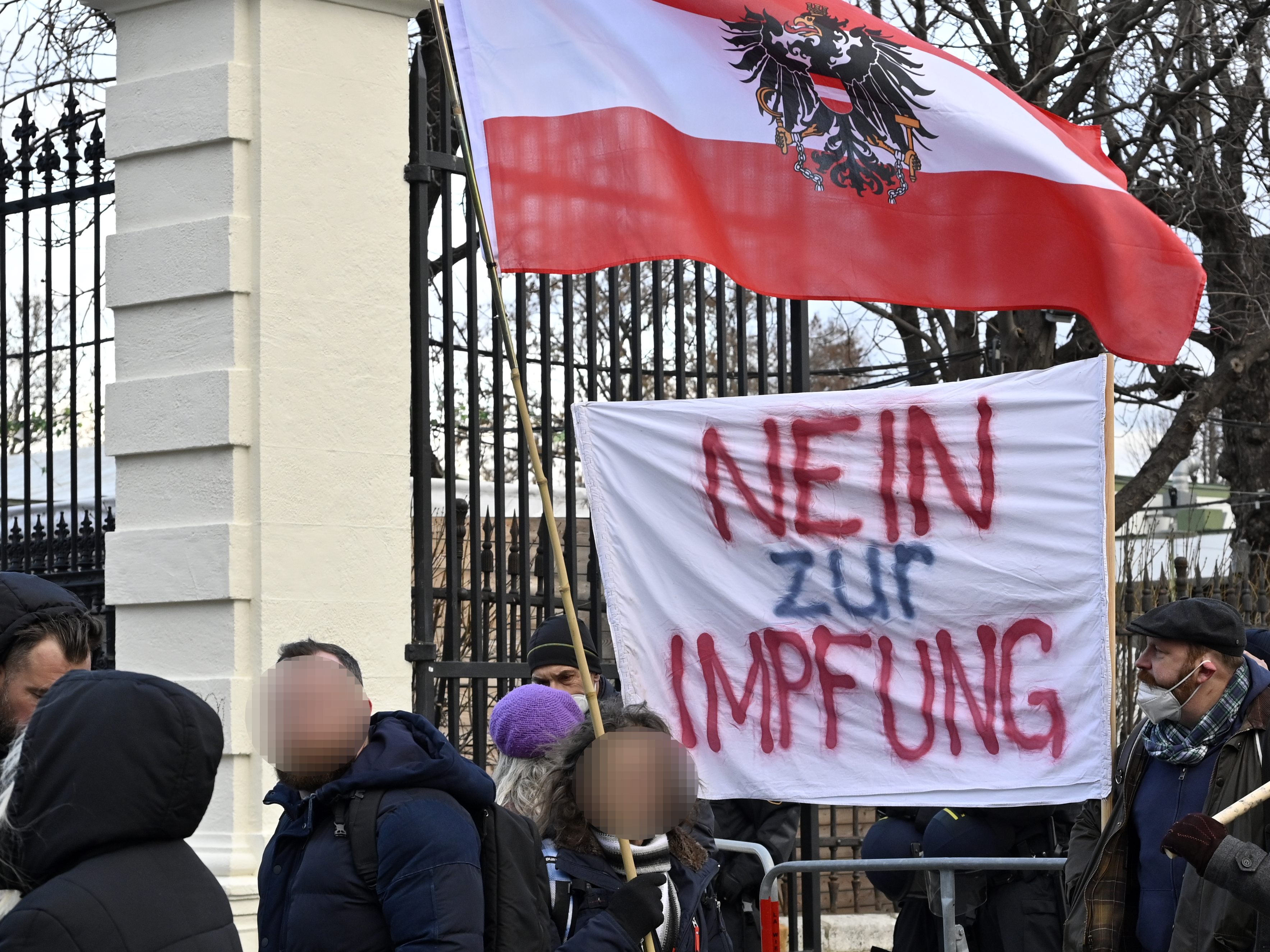 Aufgrund einer Demonstration der Corona-Maßnahmengegner wird der Ring und der Franz-Josefs-Kai in Wien am Samstag gesperrt. Aufgrund einer Demonstration der Corona-Maßnahmengegner wird der Ring und der Franz-Josefs-Kai in Wien am Samstag gesperrt.