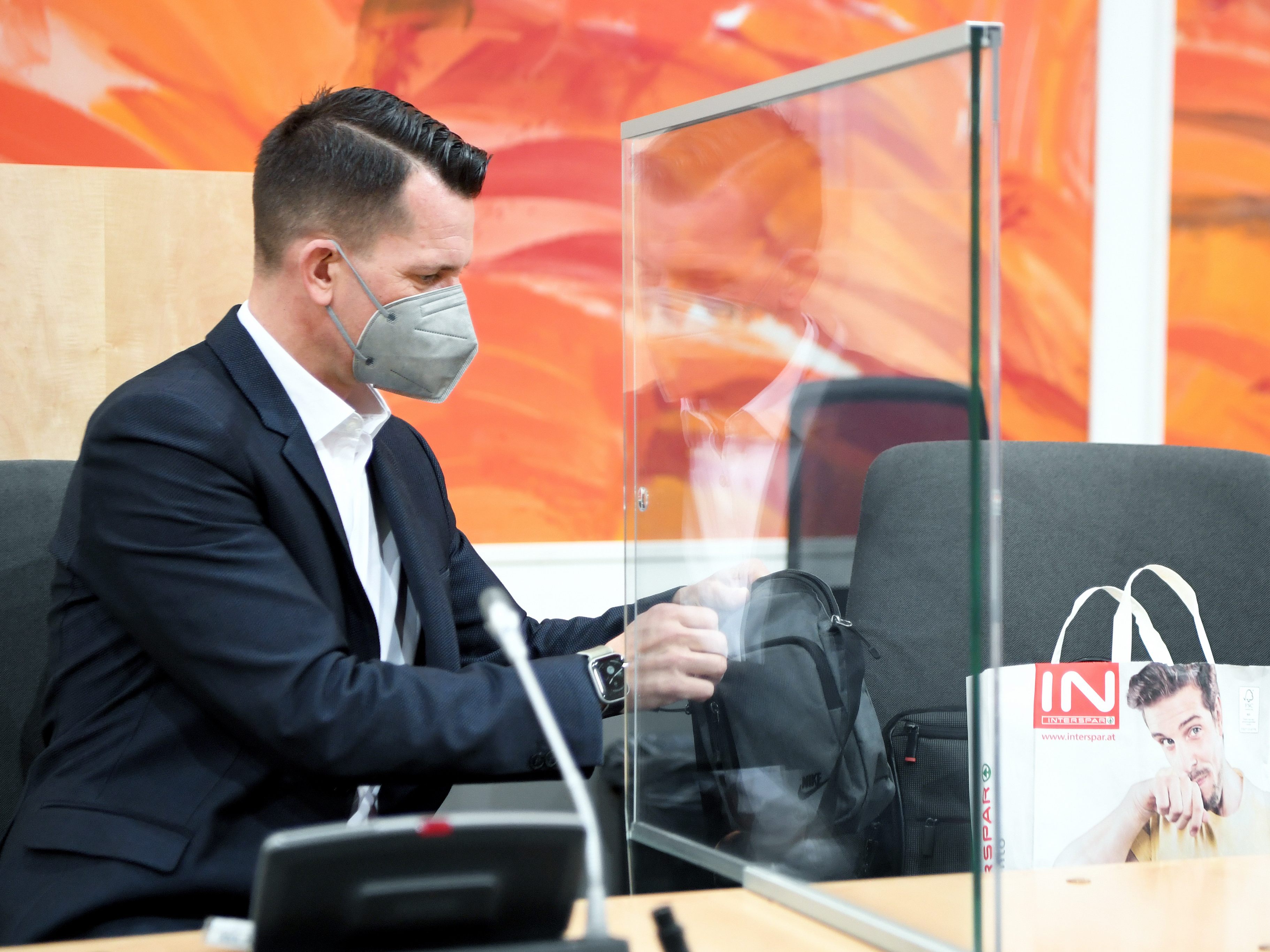 Impfpflicht: SPÖ stimmte im Ausschuss geschlossen zu, NEOS zum Teil. Impfpflicht: SPÖ stimmte im Ausschuss geschlossen zu, NEOS zum Teil.