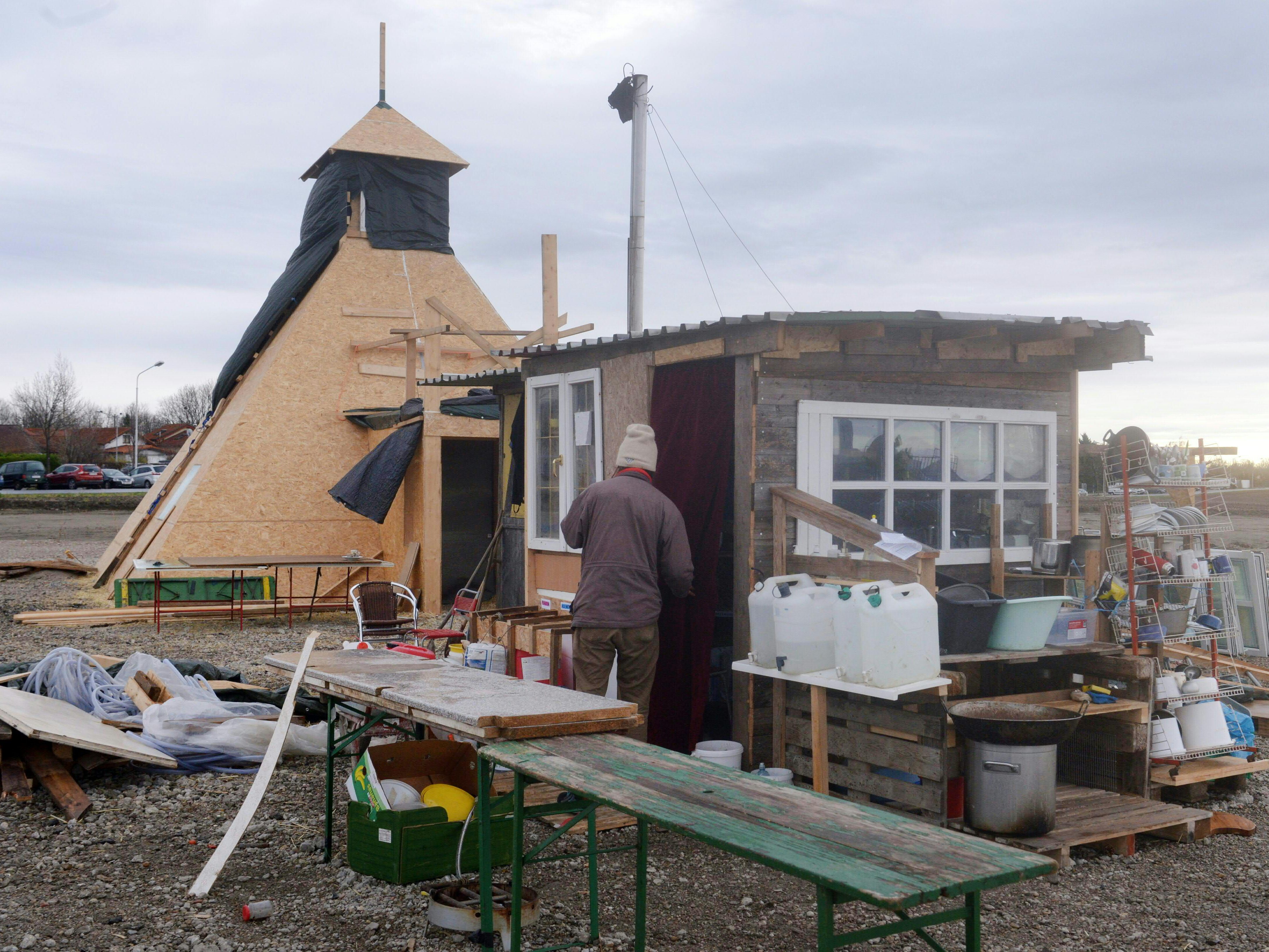 Das Lobau-Camp wird seit dem vermuteten Brandanschlag in der Nacht bewacht. Das Lobau-Camp wird seit dem vermuteten Brandanschlag in der Nacht bewacht.