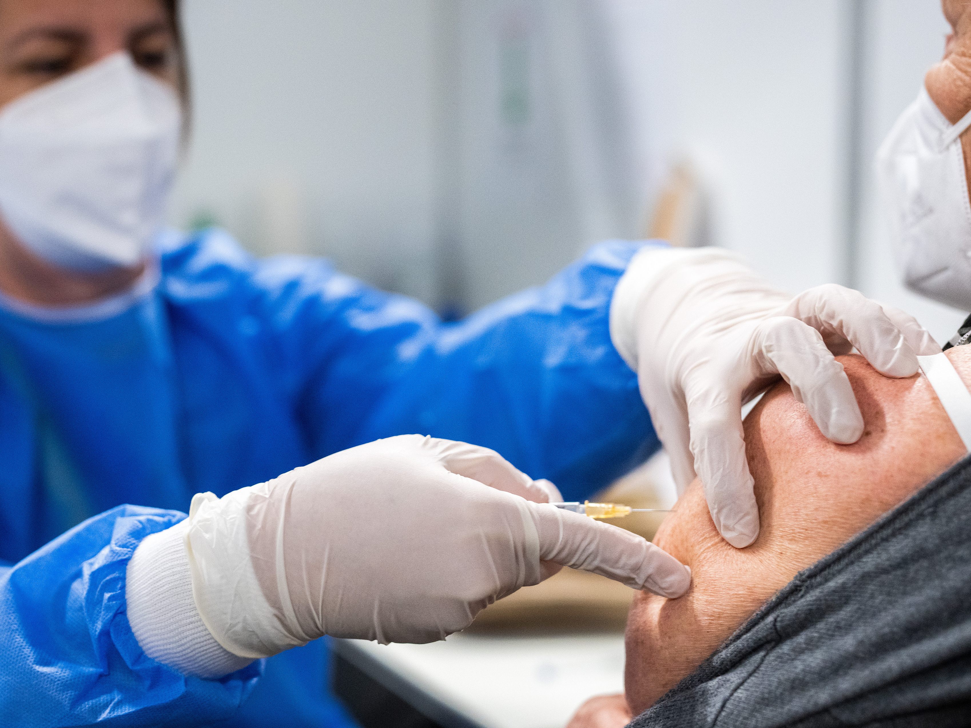 Laut einer britischen Studie soll die Booster-Impfung gegen das Coronavirus Senioren auch bei der Omikron-Variante gegen schwere Verläufe schützen.