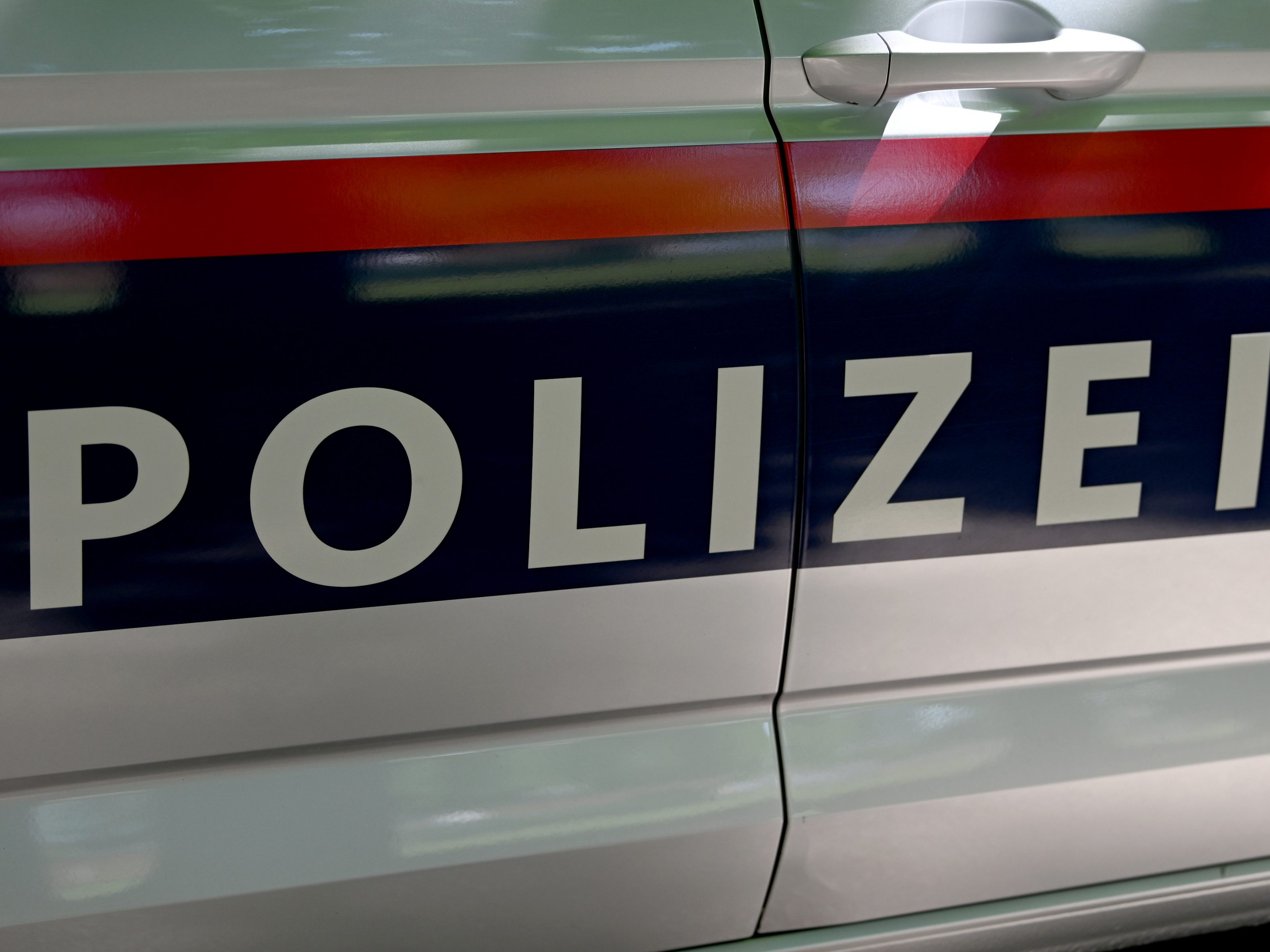 Ein 30-Jähriger bedrohte Freitagabend eine Reinigungskraft in der Wiener Operngasse mit einem Klappmesser und wurde festgenommen. Ein 30-Jähriger bedrohte Freitagabend eine Reinigungskraft in der Wiener Operngasse mit einem Klappmesser und wurde festgenommen.