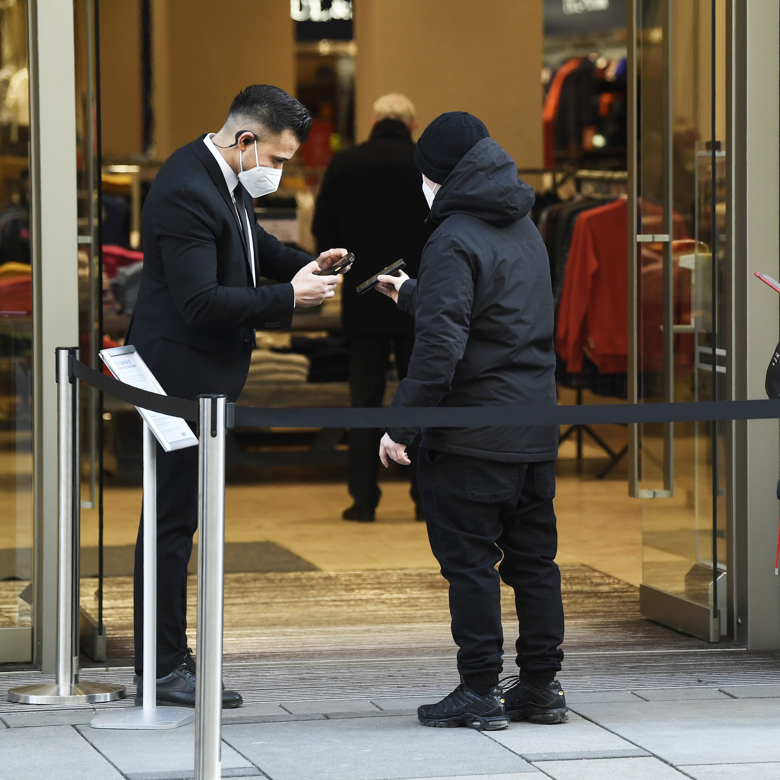 So friedlich wie auf diesem Bild verlaufen nicht alle 2G-Kontrollen im Handel.