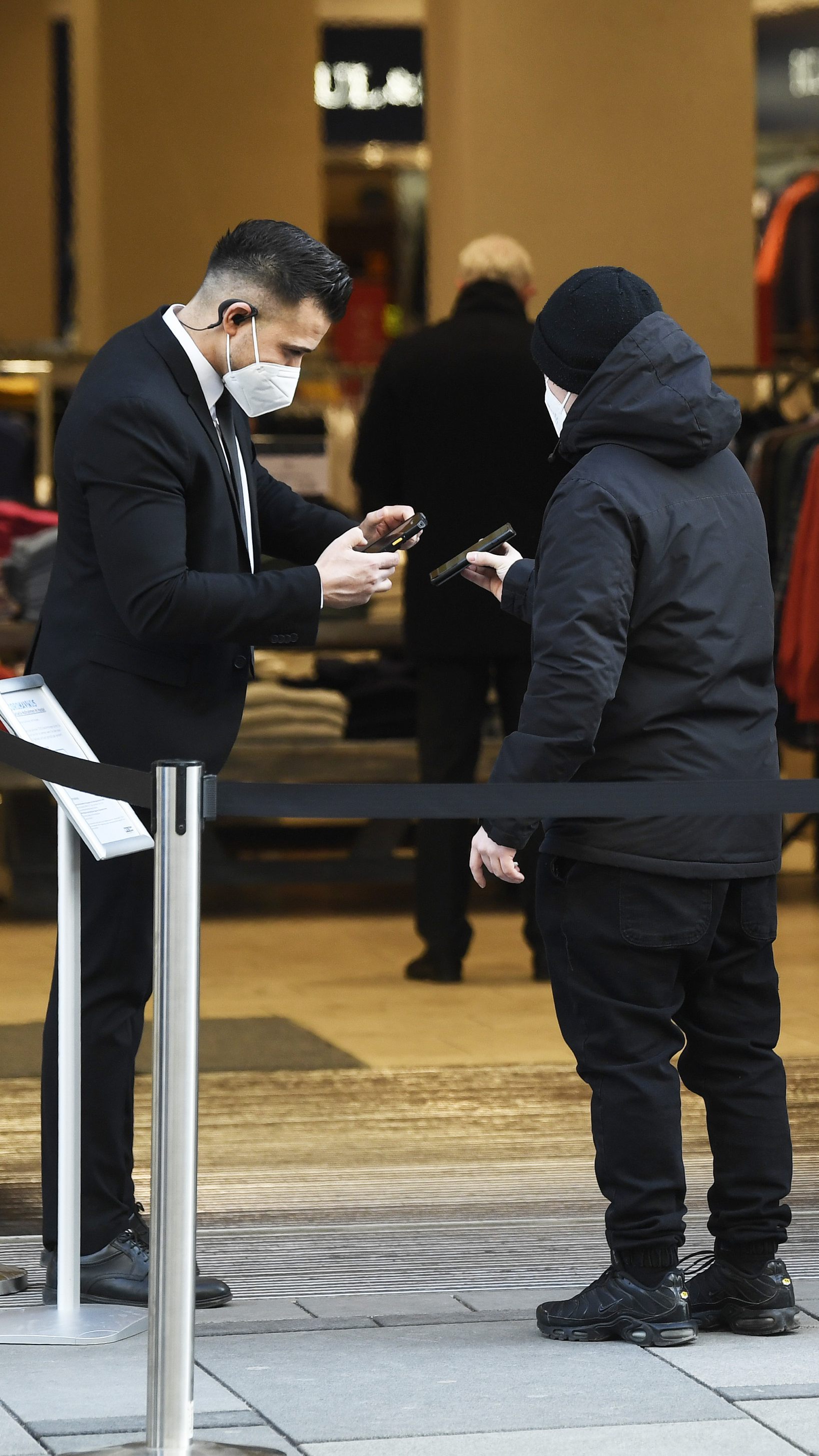 So friedlich wie auf diesem Bild verlaufen nicht alle 2G-Kontrollen im Handel.