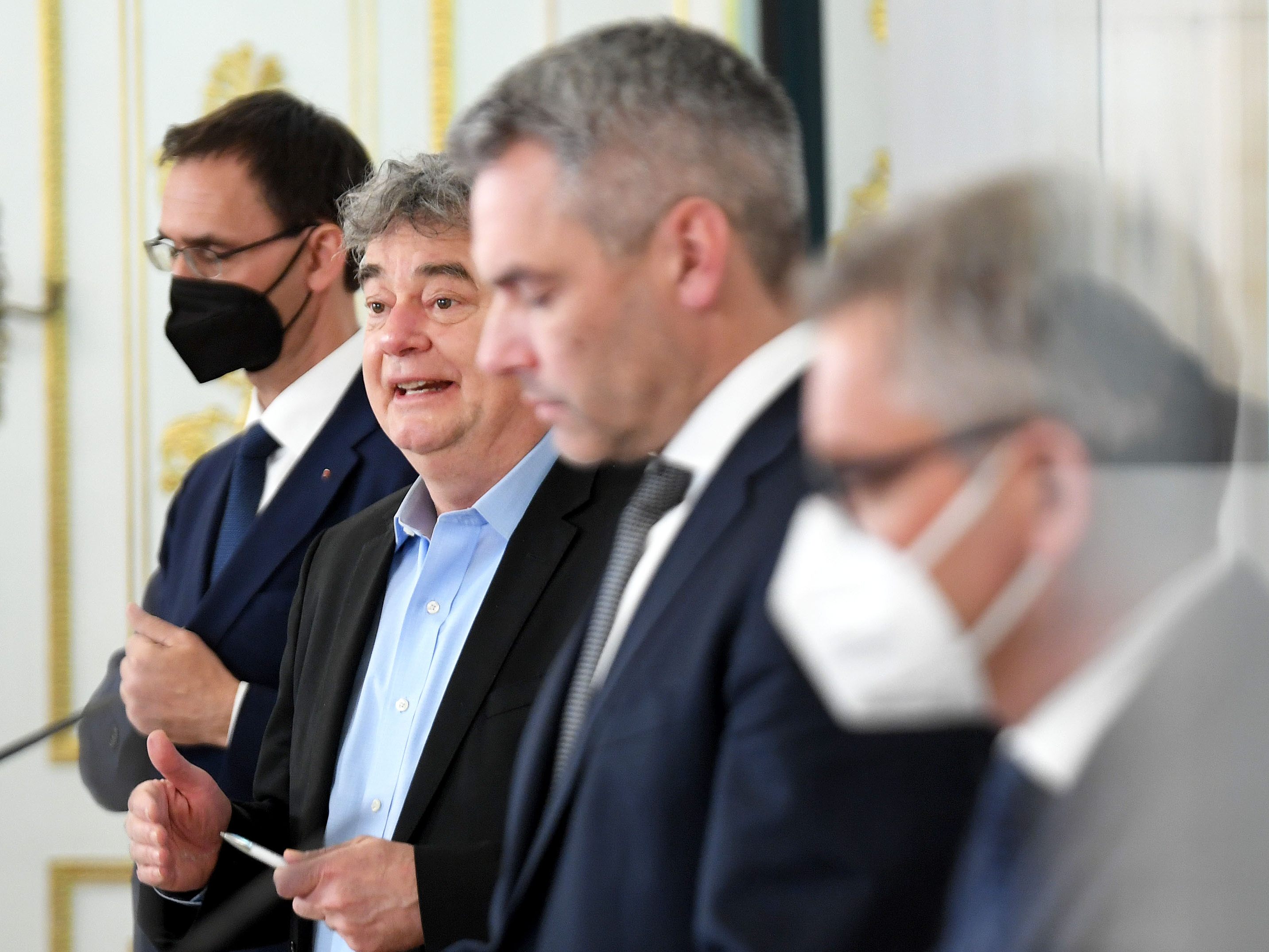 Beim Pressefoyer nach dem Ministerrat verkündete die Regierung, dass sie die Corona-Hilfen für Länder und Gemeinden verlängern werde. Beim Pressefoyer nach dem Ministerrat verkündete die Regierung, dass sie die Corona-Hilfen für Länder und Gemeinden verlängern werde.