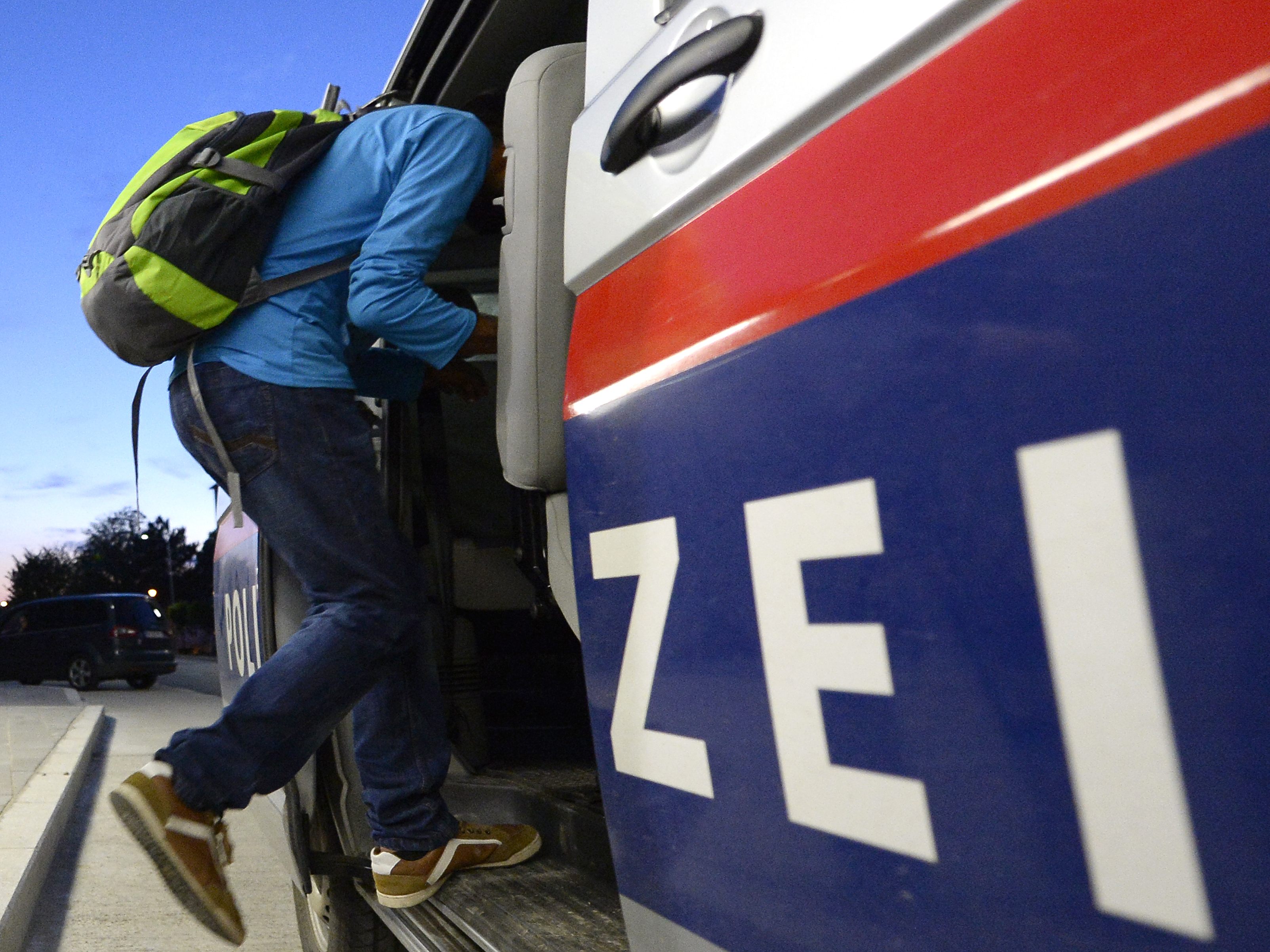 Polizei nahm in Wien-Liesing mutmaßlichen Schlepper fest. Polizei nahm in Wien-Liesing mutmaßlichen Schlepper fest.