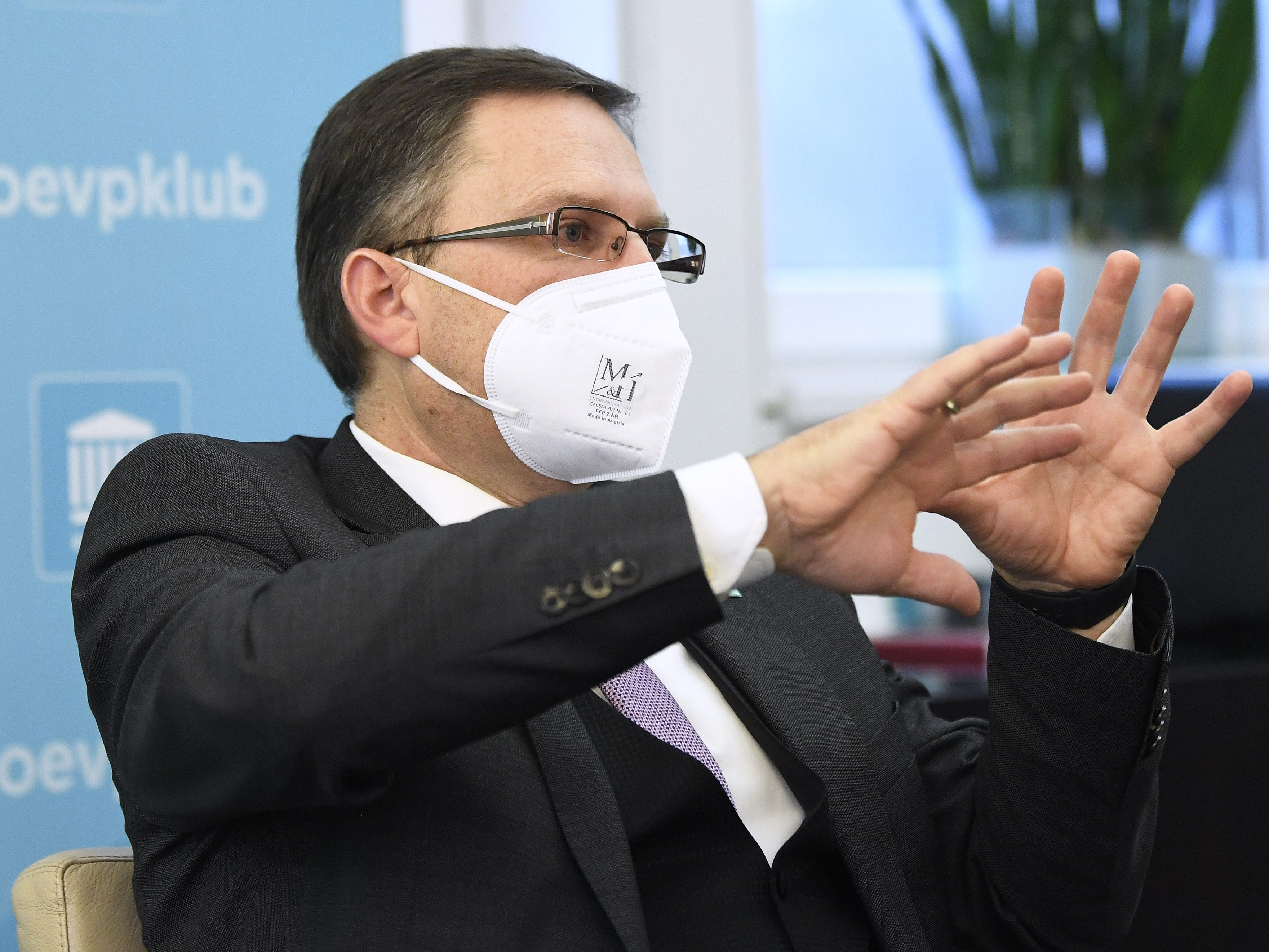 Die Regierungsfraktionen lassen die Impfpflicht ab 1. Februar nicht fallen.