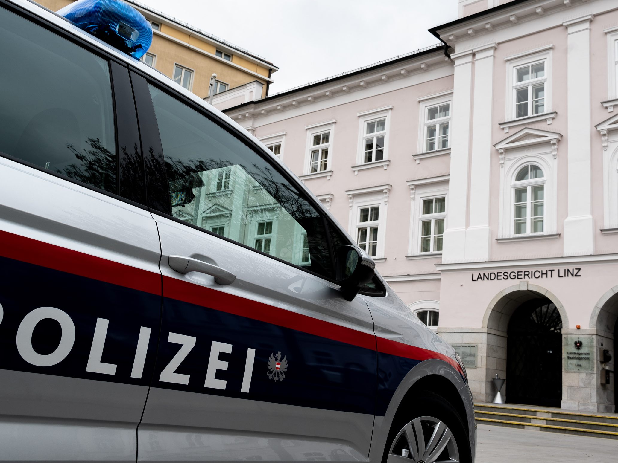 Heute findet der Prozess gegen drei Jugendliche statt, die ein Polizeiauto im November ein Polizeiauto in Linz angezündet hatten.