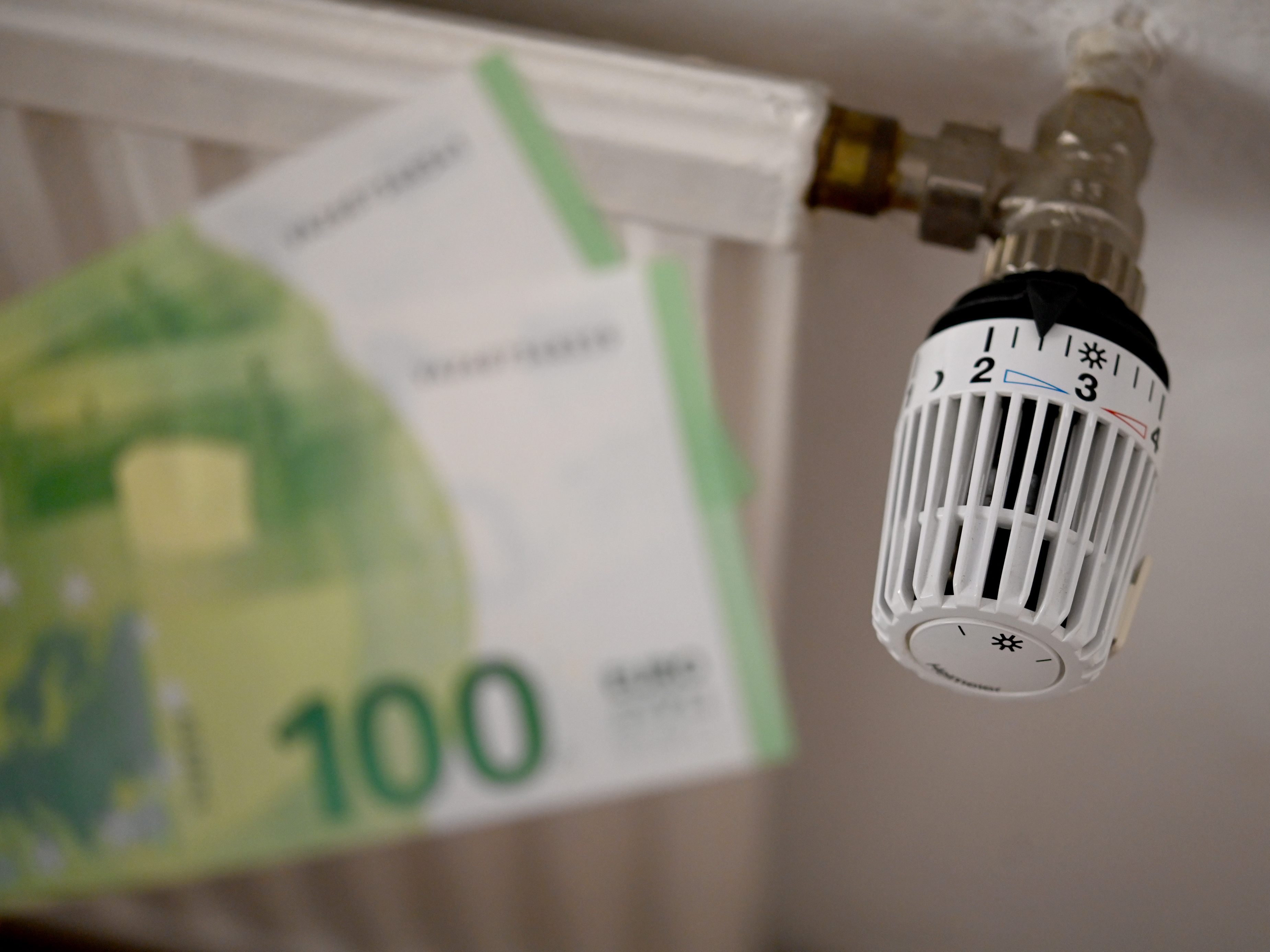 Fast alle Haushalte sollen 150 Euro Energiekostenausgleich erhalten.