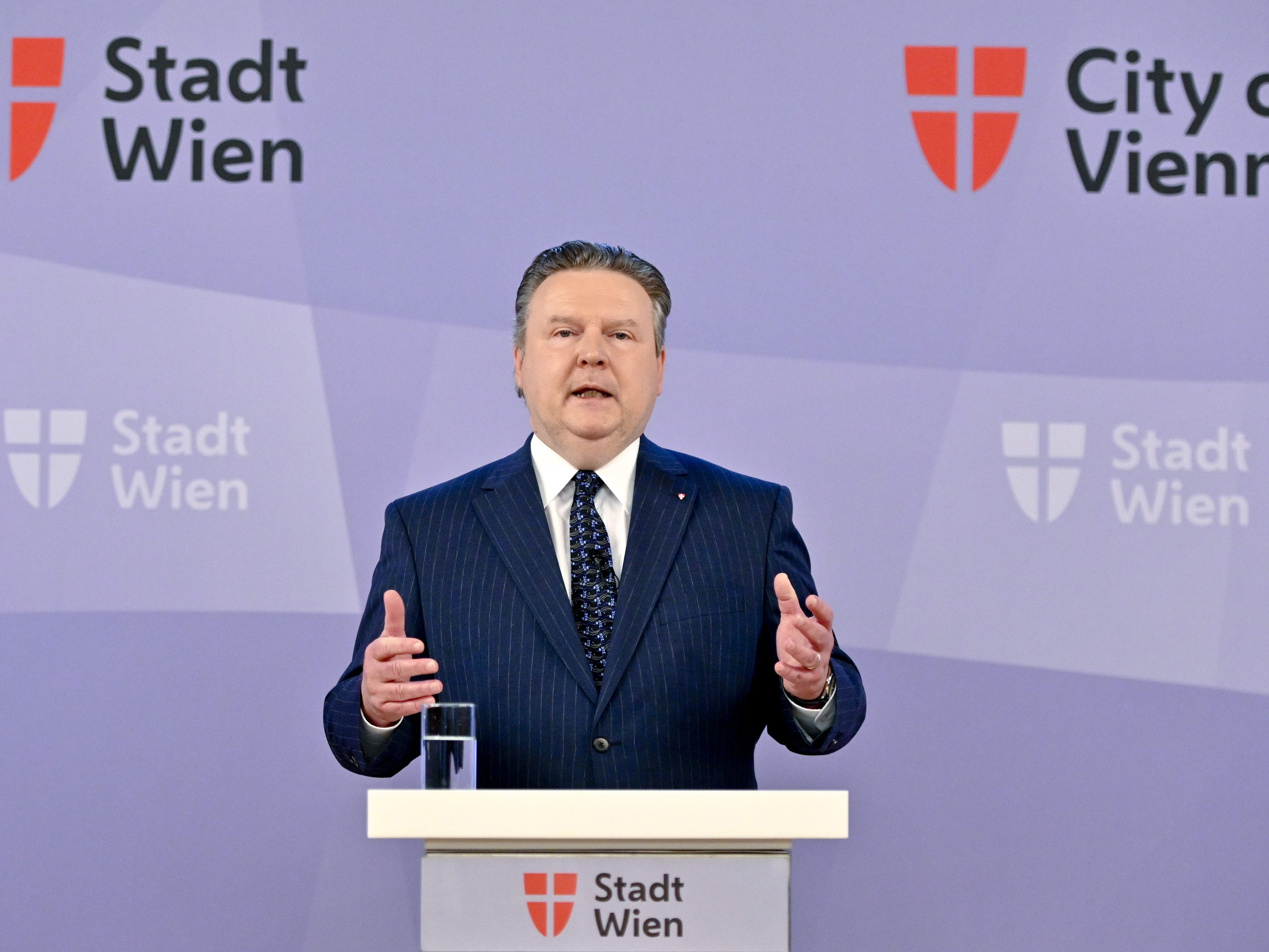 Eine Ankündigung zum Thema der Sonnenstrom-Herstellung kam vom Wiener Bürgermeister. Eine Ankündigung zum Thema der Sonnenstrom-Herstellung kam vom Wiener Bürgermeister.
