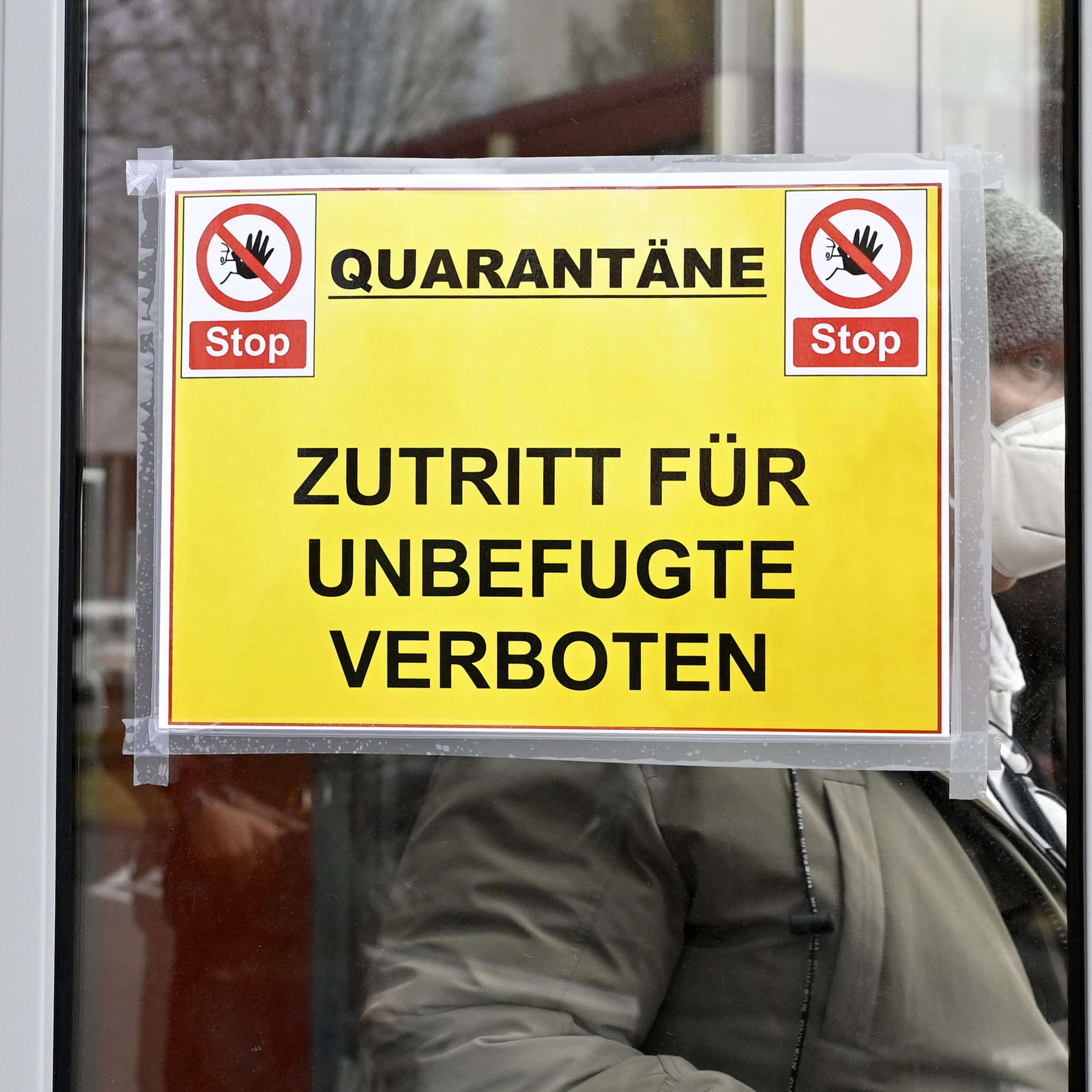 Ein Schild mit der Aufschrift "Quarantäne - Zutritt nur für Befugte", aufgenommen im Kraftwerk Simmering in Wien.