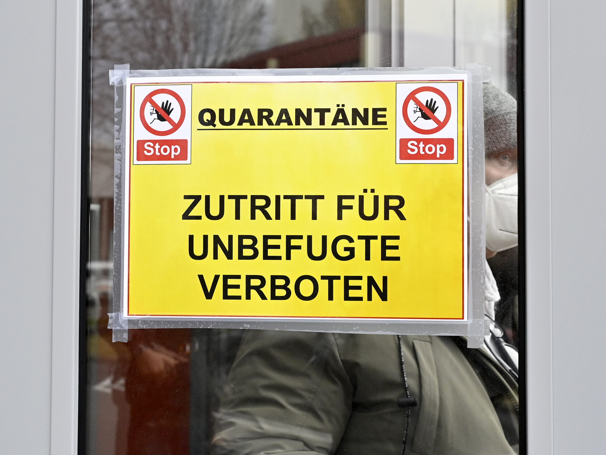 Ein Schild mit der Aufschrift "Quarantäne - Zutritt nur für Befugte", aufgenommen im Kraftwerk Simmering in Wien.