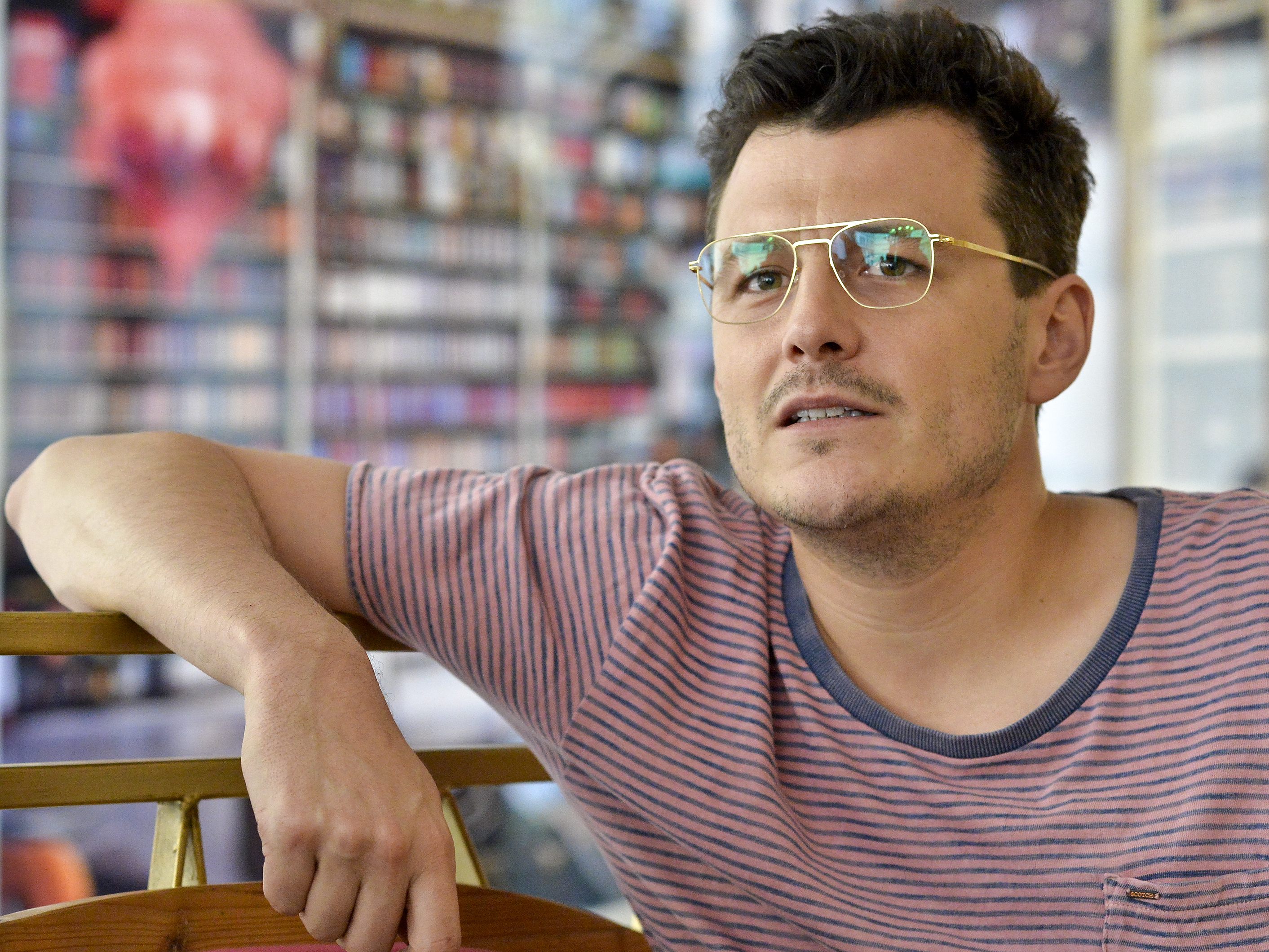 Manuel Rubey spielt einen mysteriösen Steuerberater, der ein junges Mädchen datet: "Jeanny - Das 5. Mädchen"