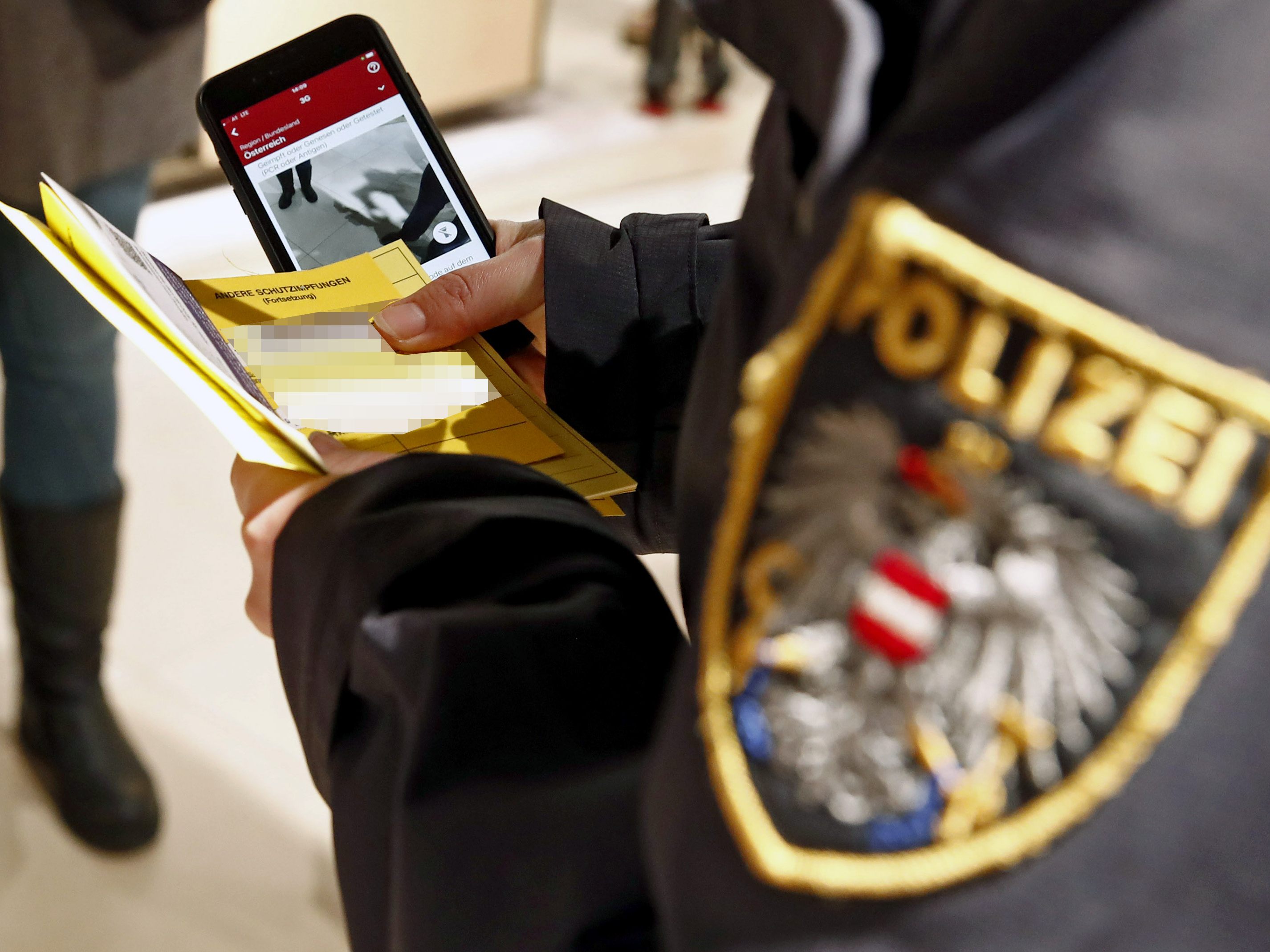 Ein Lokalbesucher hat sich weit nach der Sperrstunde bei einer Polizei-Kontrolle des 2-Nachweises renitent verhalten und Beamte angegriffen Ein Lokalbesucher hat sich weit nach der Sperrstunde bei einer Polizei-Kontrolle des 2-Nachweises renitent verhalten und Beamte angegriffen