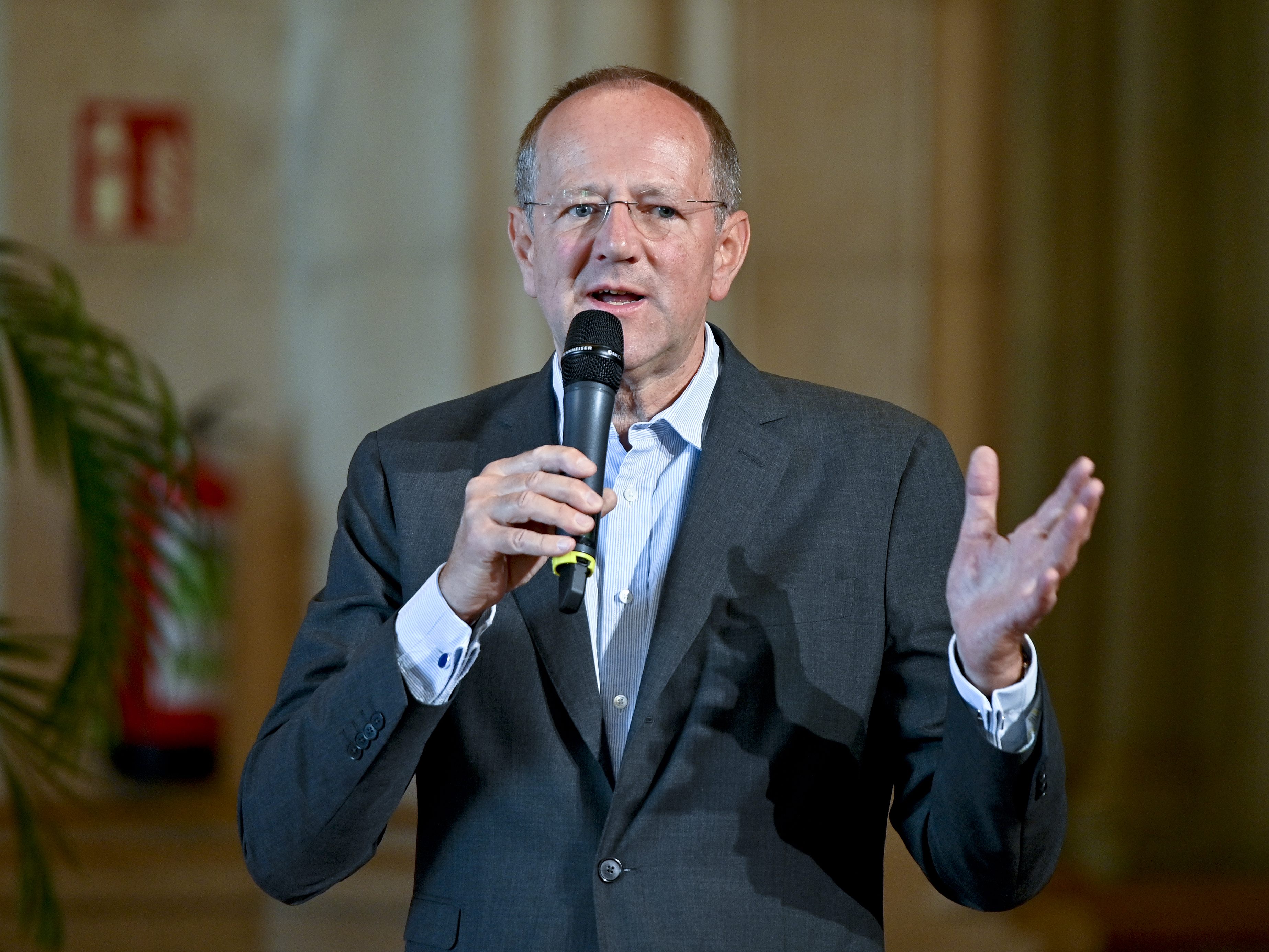 Matthias Noske, Inendant des Wiener Konzerthauses wurde mit dem Ehrenkreuz ausgezeichnet.