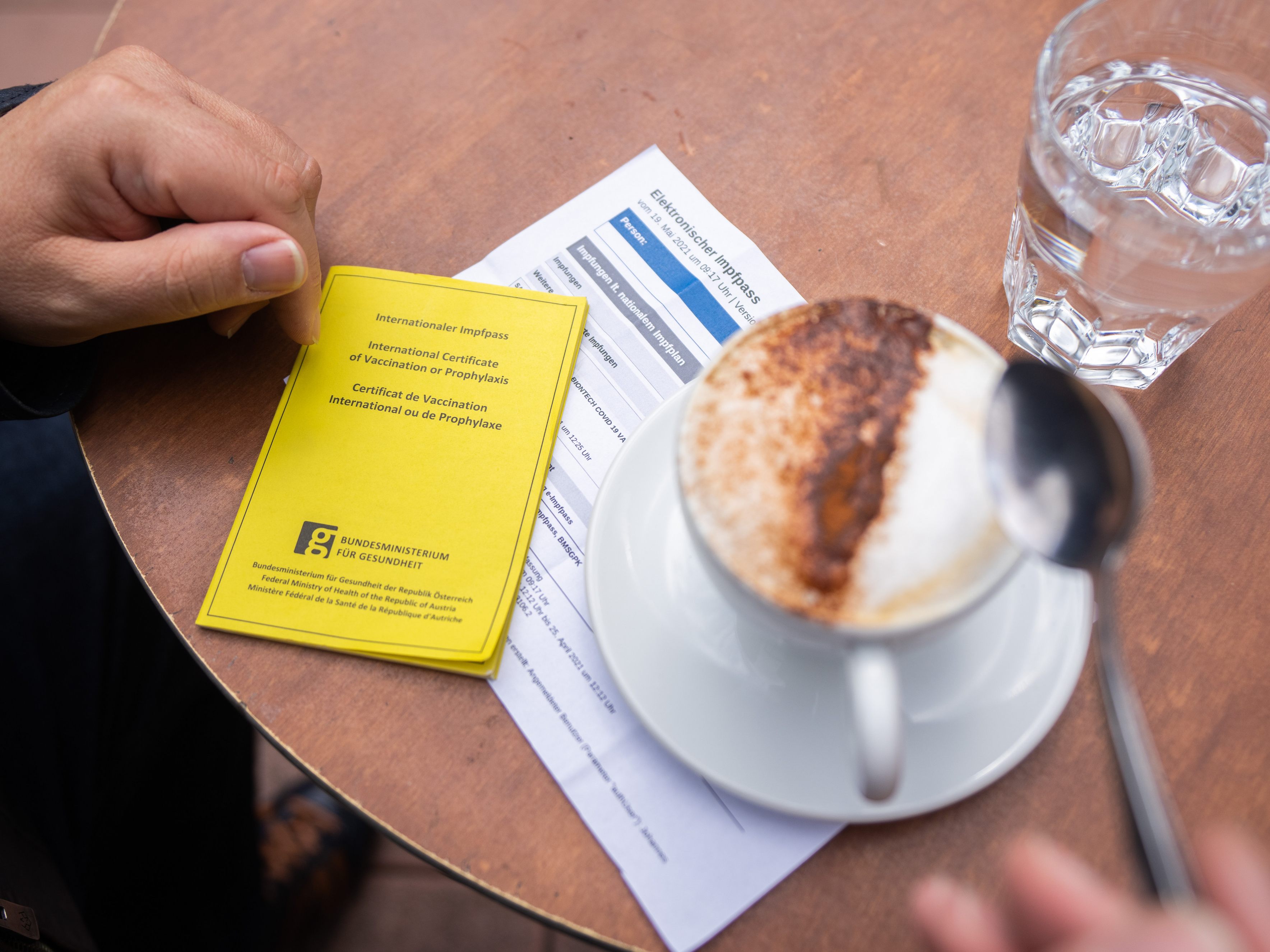 Die Regierung hat am Samstag verkündet, dass im Februar die 2G-Regel im Handel und der Gastronomie fallen soll. Die Regierung hat am Samstag verkündet, dass im Februar die 2G-Regel im Handel und der Gastronomie fallen soll.