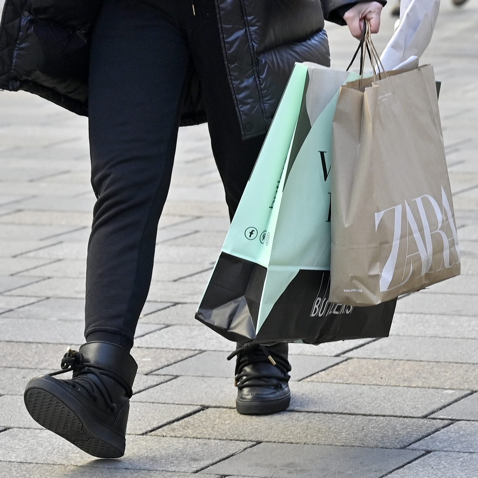 Die Gewerkschaften kritisieren die 2G-Pflicht in Handel und Gastronomie.