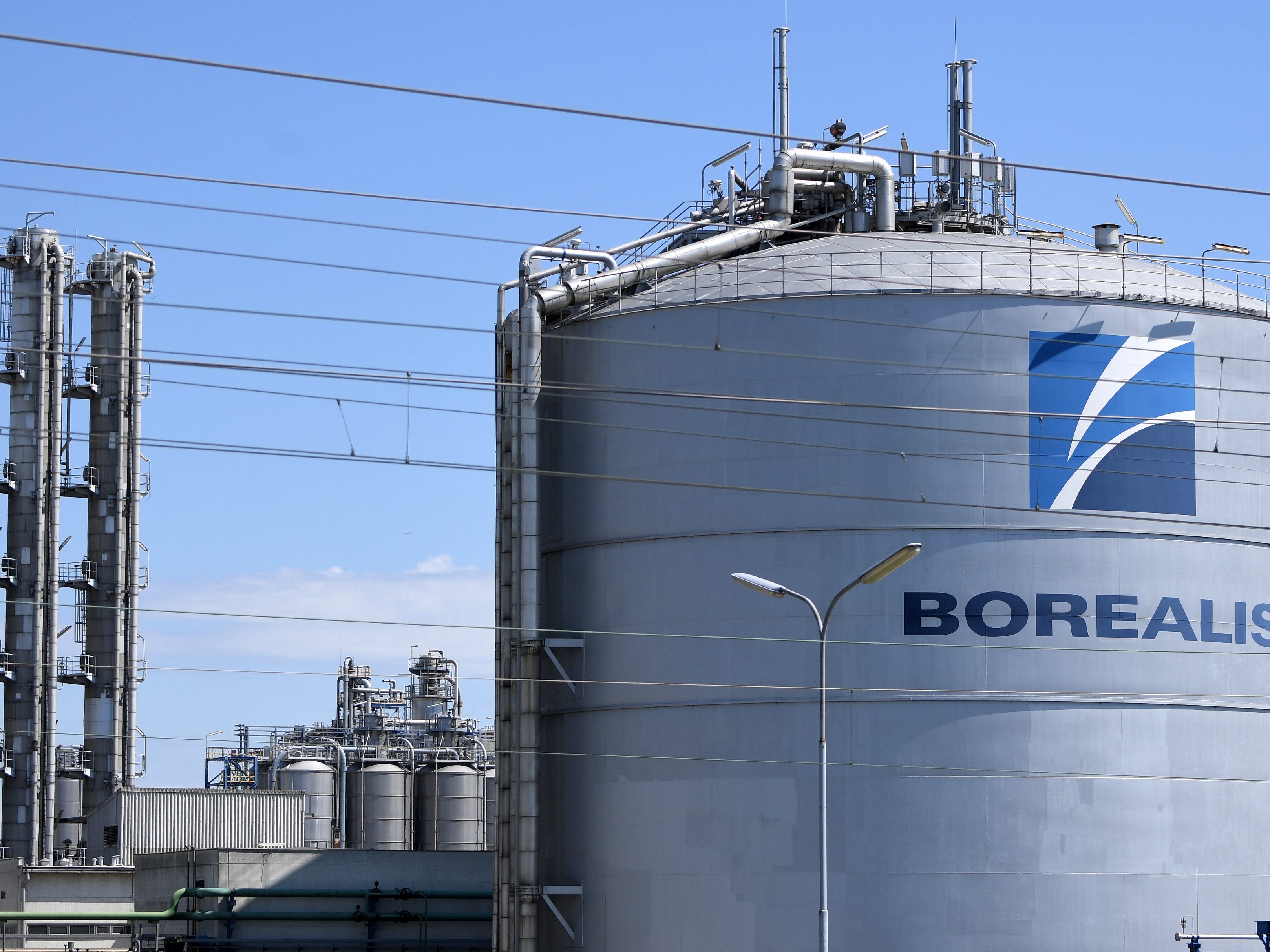 Fackelsystem von Borealis sorgte für Lichtschein über Schwechat.